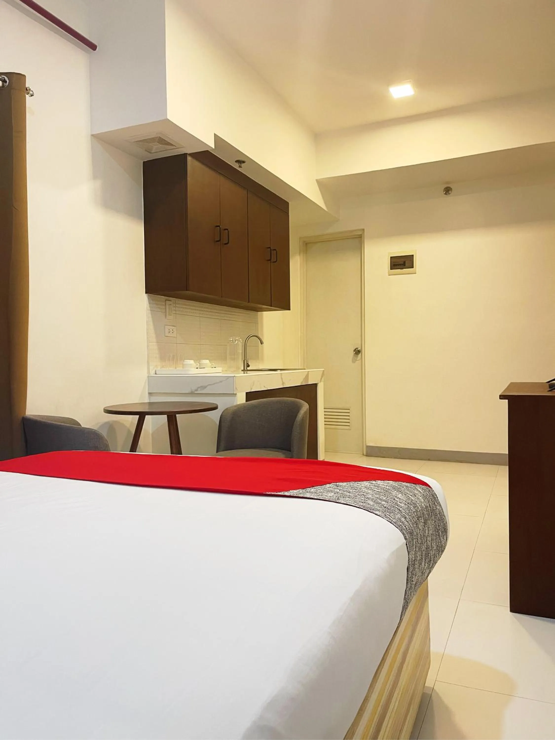 Bed in Airo Suites Makati