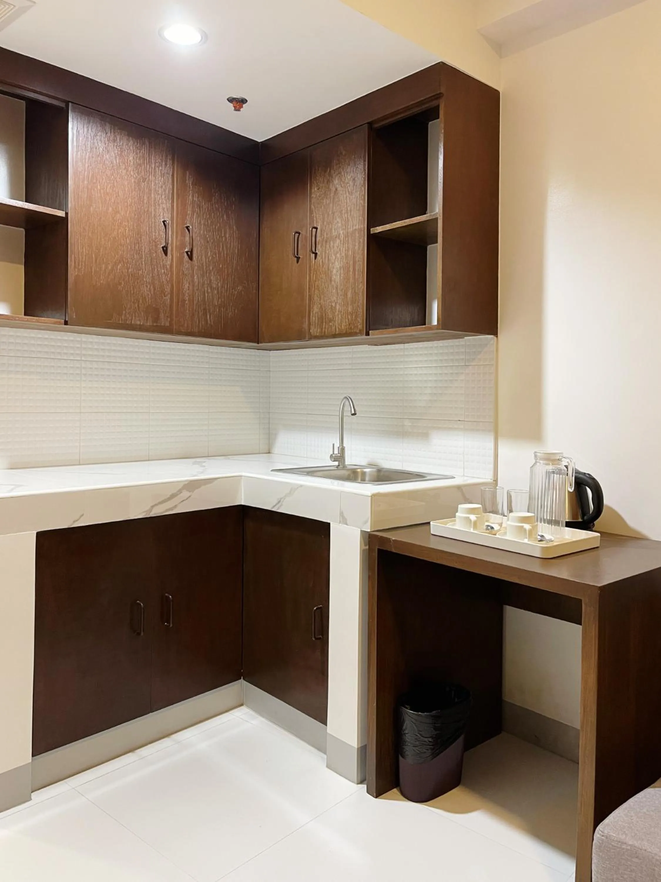 Kitchen or kitchenette in Airo Suites Makati