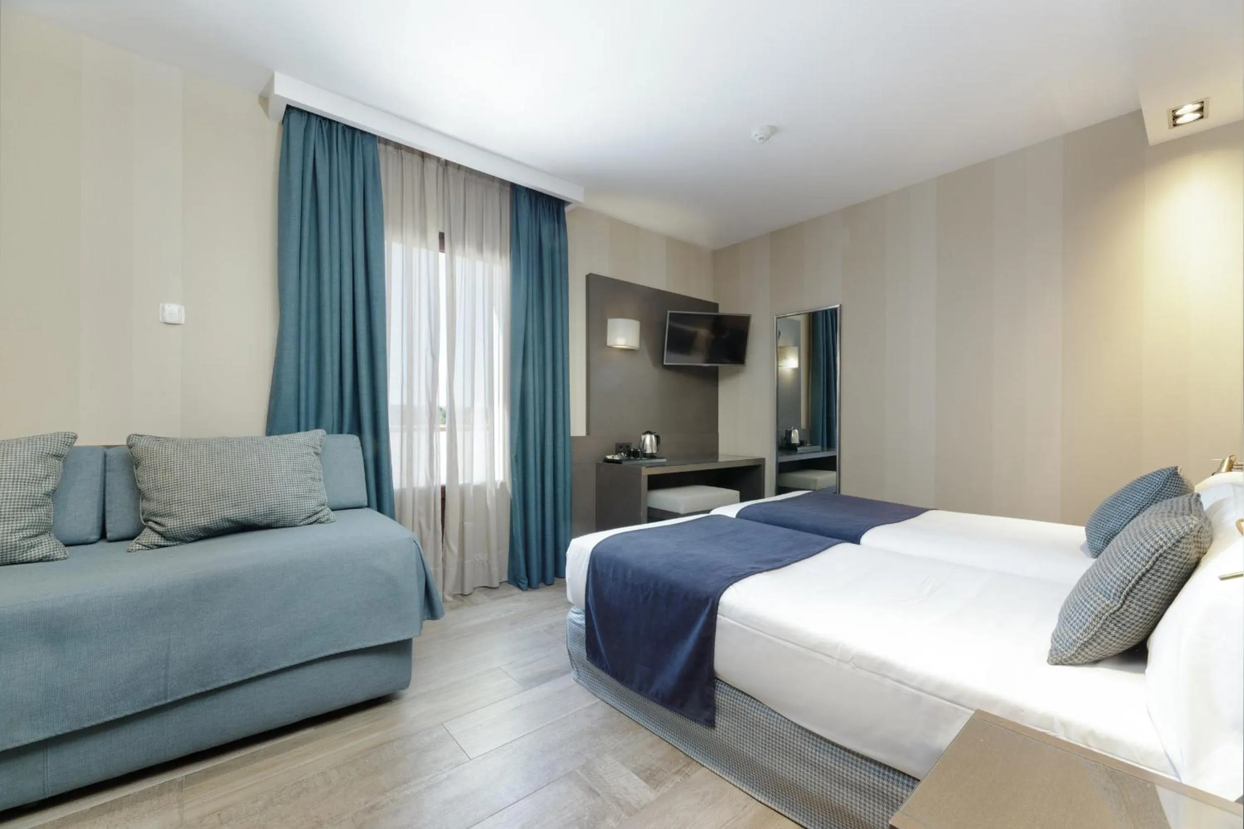 Bedroom, Bed in Hotel Reina Cristina