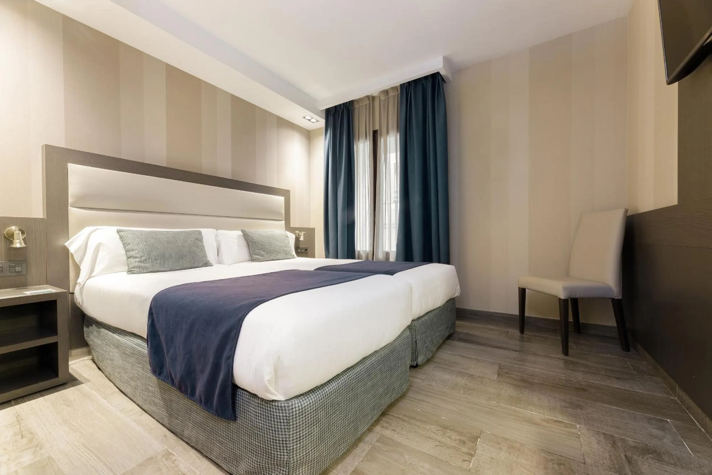 Bedroom, Bed in Hotel Reina Cristina