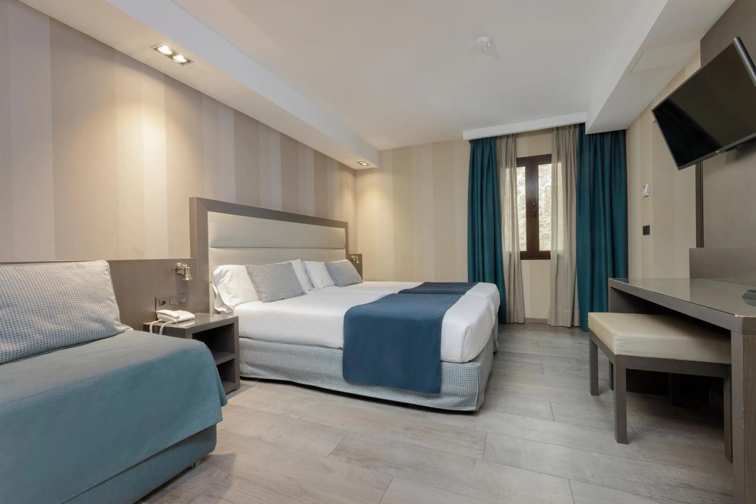 Bedroom, Bed in Hotel Reina Cristina