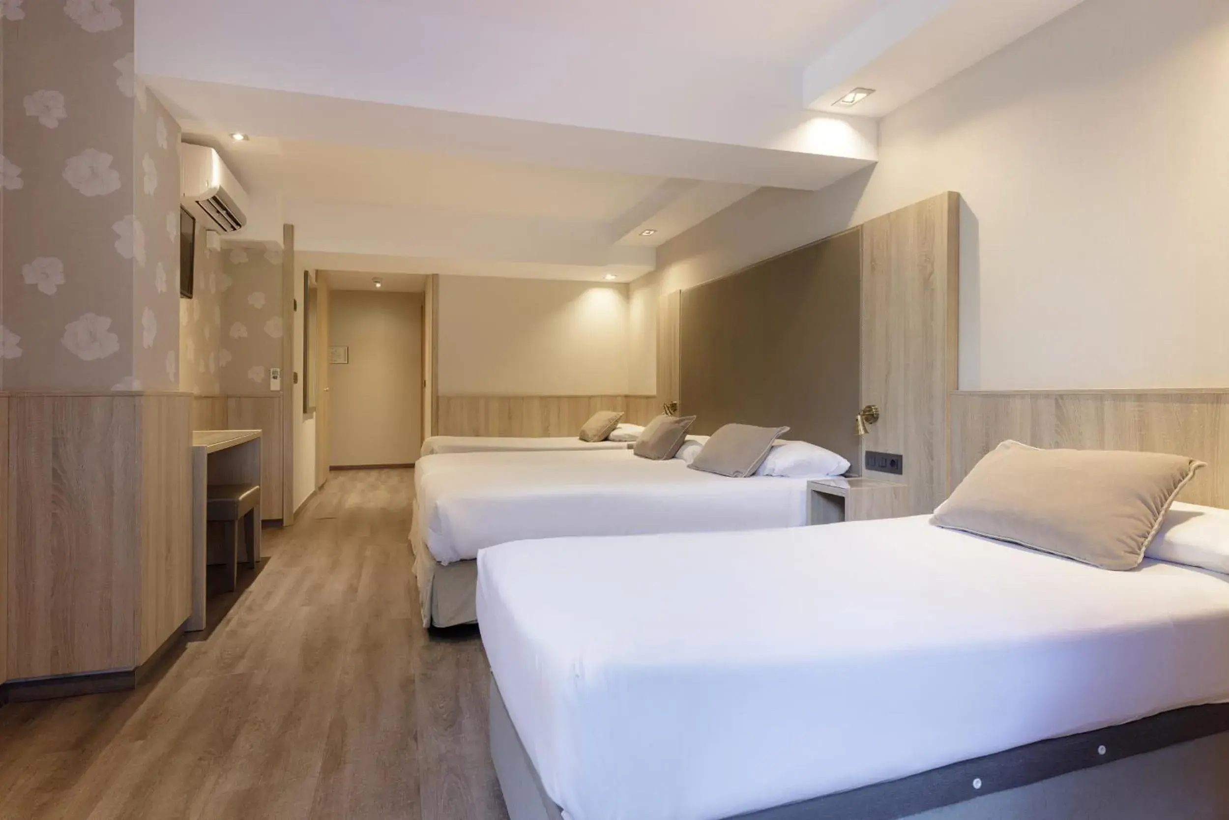 Quadruple Room in Hotel Civera Quadruple Room in Hotel Civera