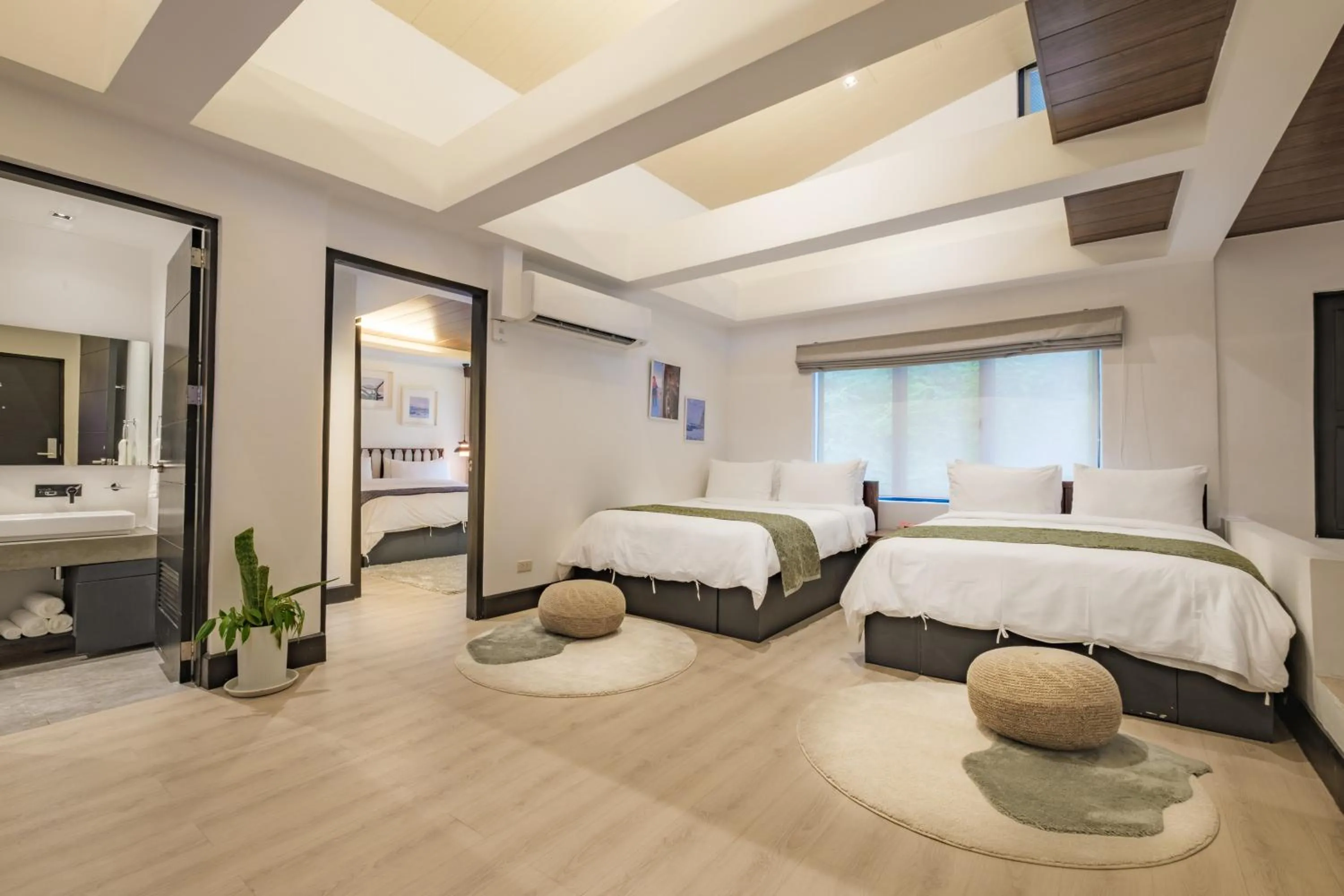 Photo of the whole room, Bed in Nuuk Taal Lake