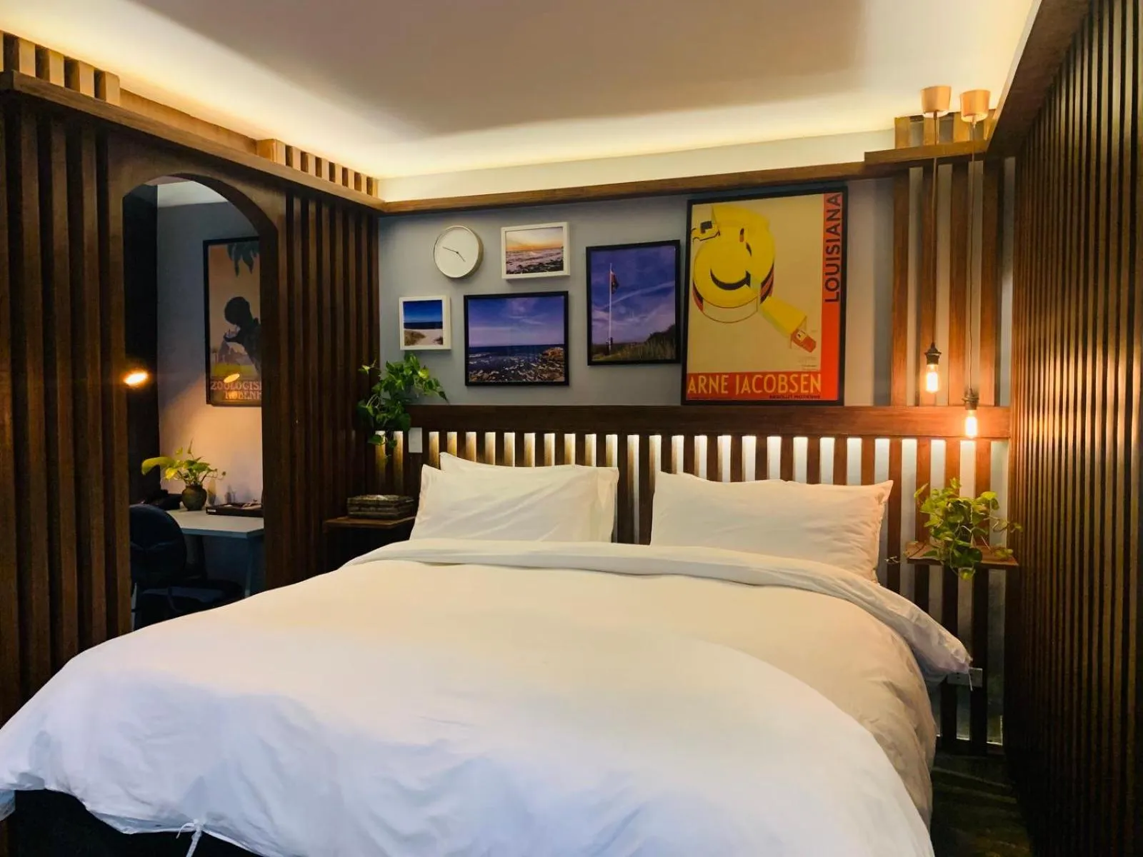 Photo of the whole room, Bed in Nuuk Taal Lake