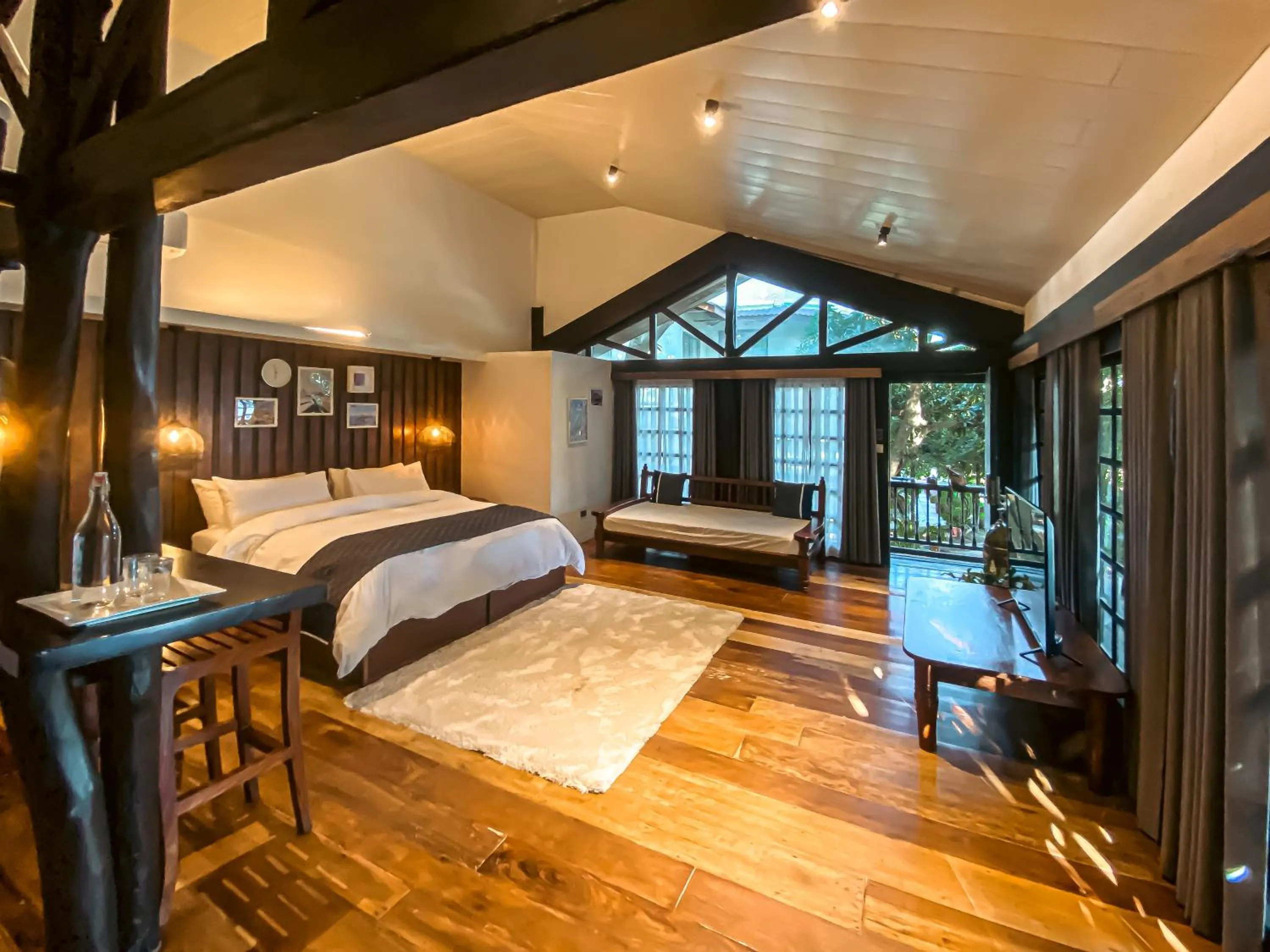 Photo of the whole room, Bed in Nuuk Taal Lake