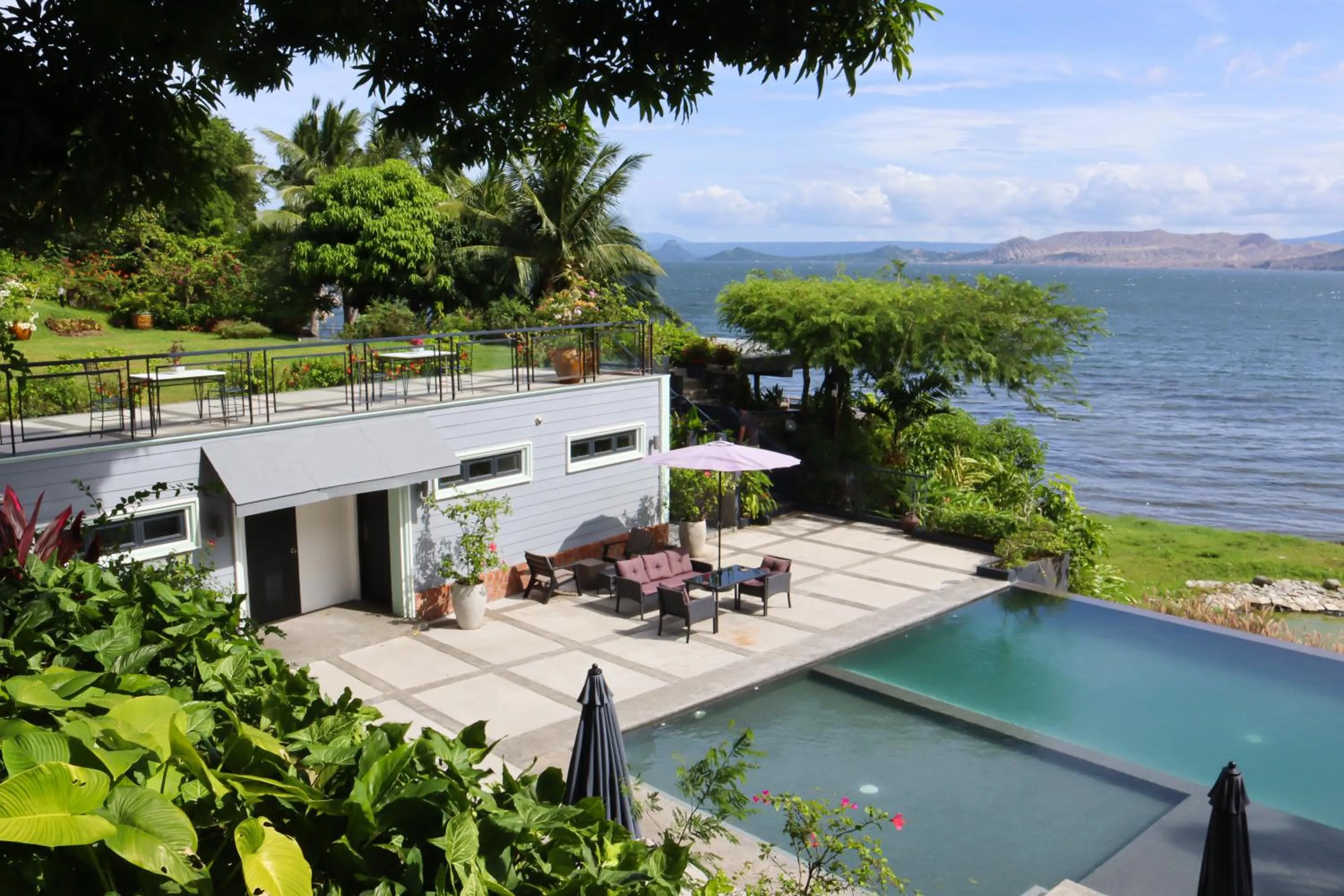 Swimming pool in Nuuk Taal Lake
