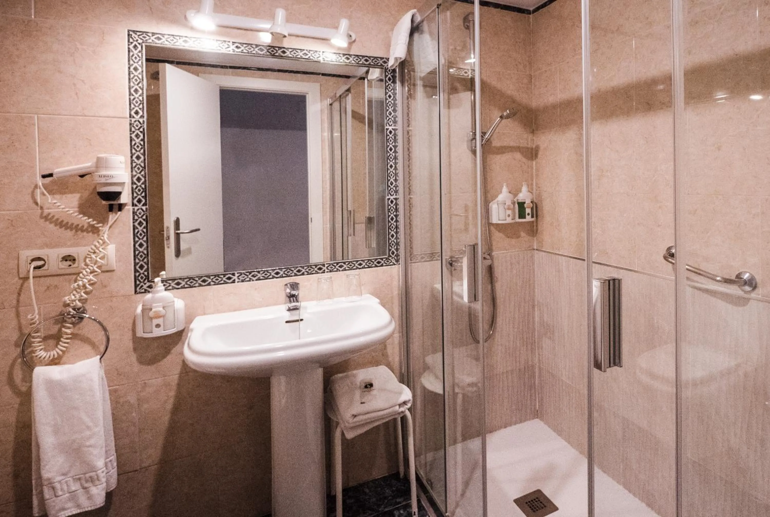 Shower in Hotel Plaza Santa Lucía