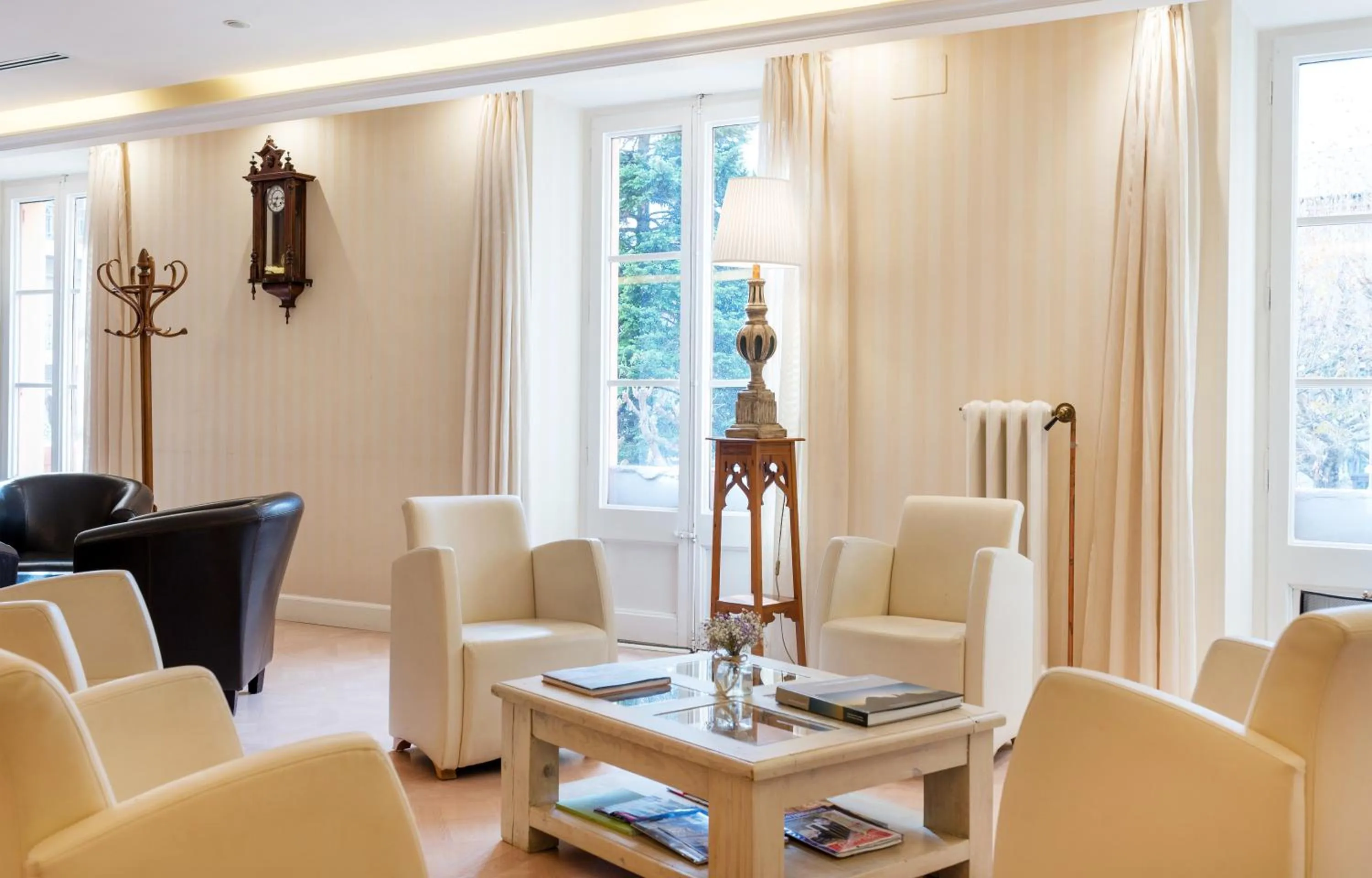 Communal lounge/ TV room in Hotel Andria