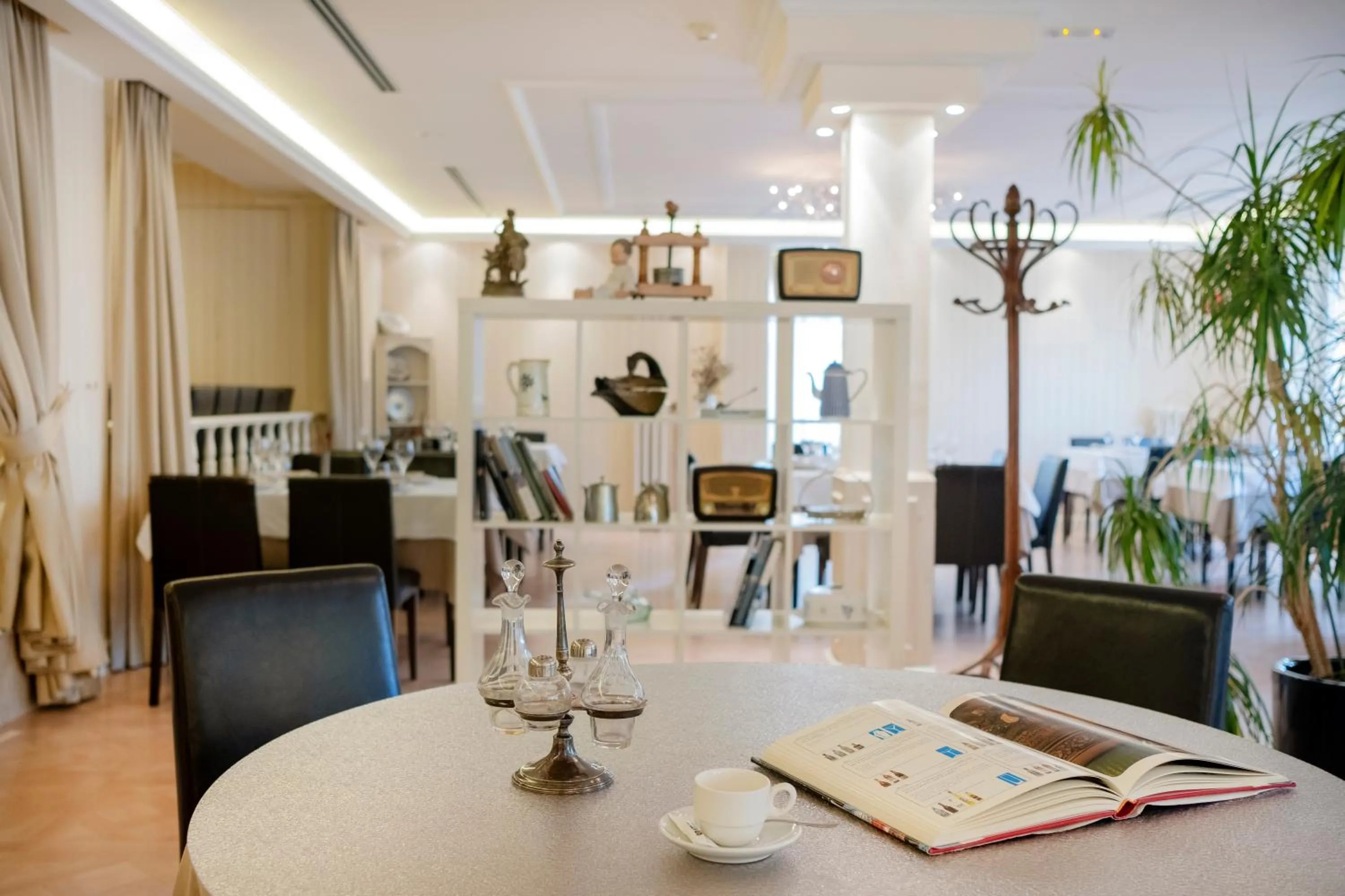 Communal lounge/ TV room in Hotel Andria