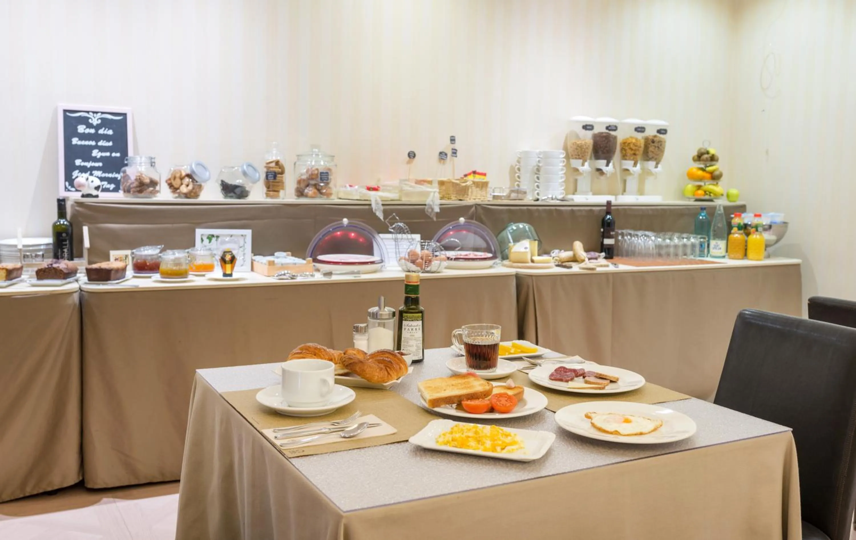 Restaurant/places to eat in Hotel Andria