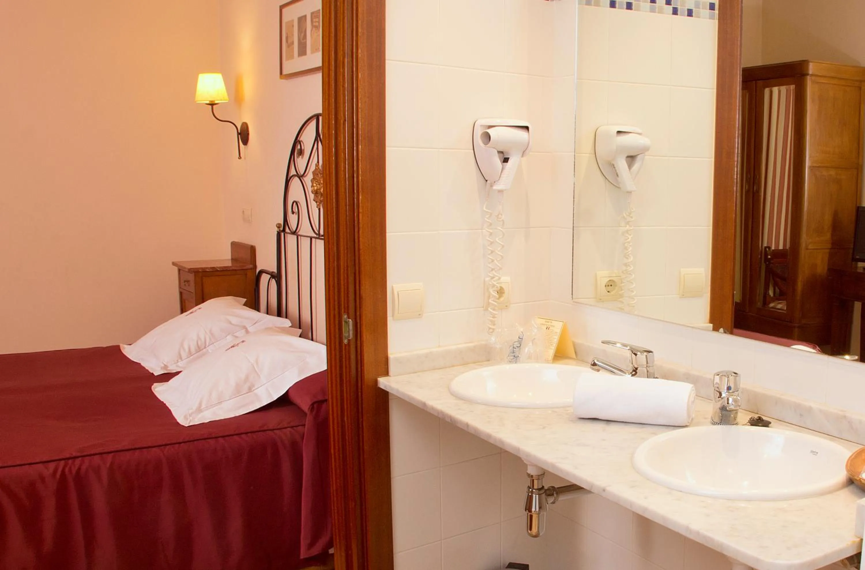 Bathroom, Bed in Hotel Andria