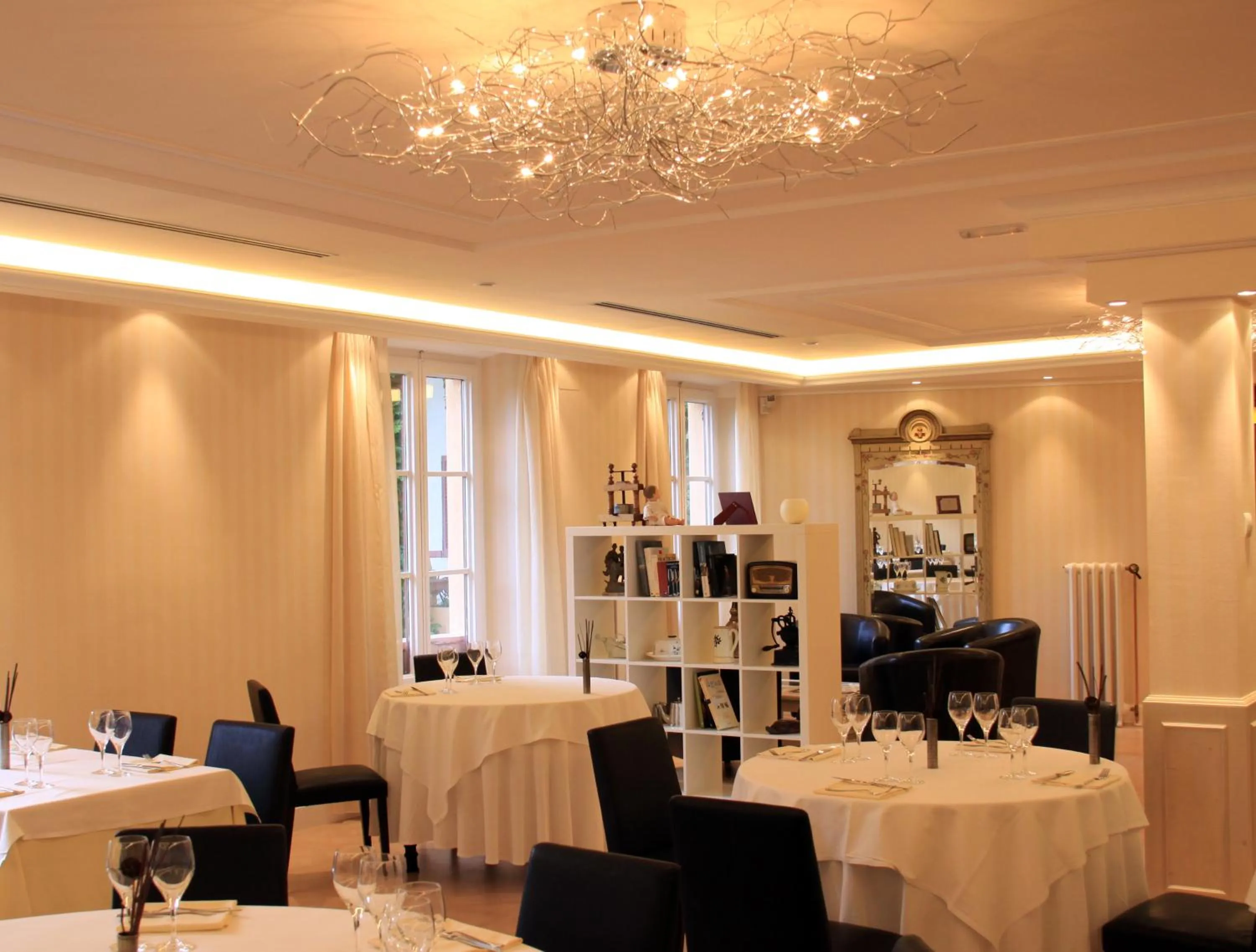 Restaurant/places to eat in Hotel Andria