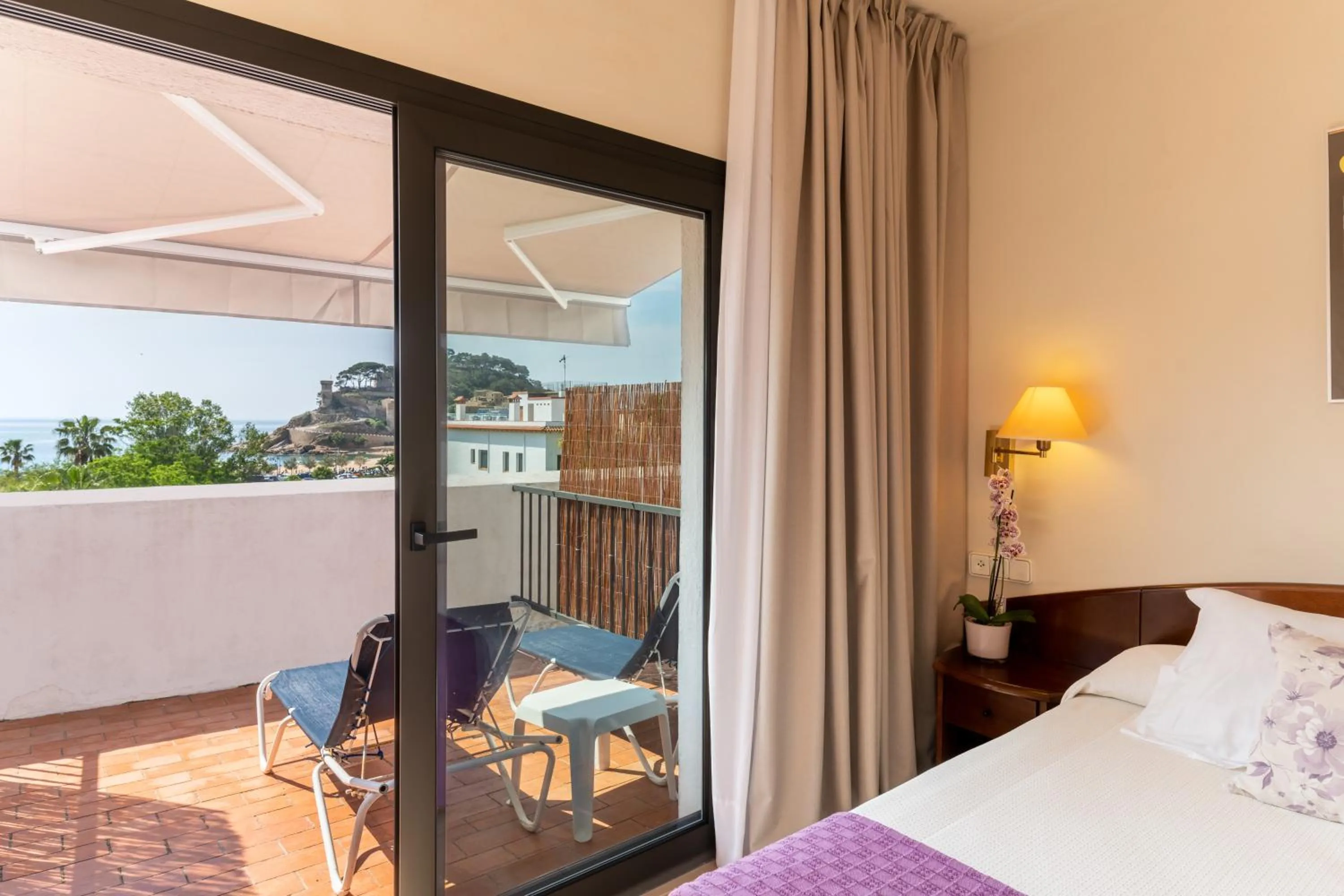 Balcony/Terrace, Bed in RVHotels Avenida