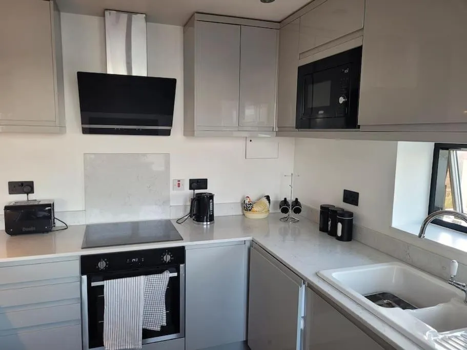 Kitchen or kitchenette in Stunning 3 Double Bedroom Apt in Greenwich near O2