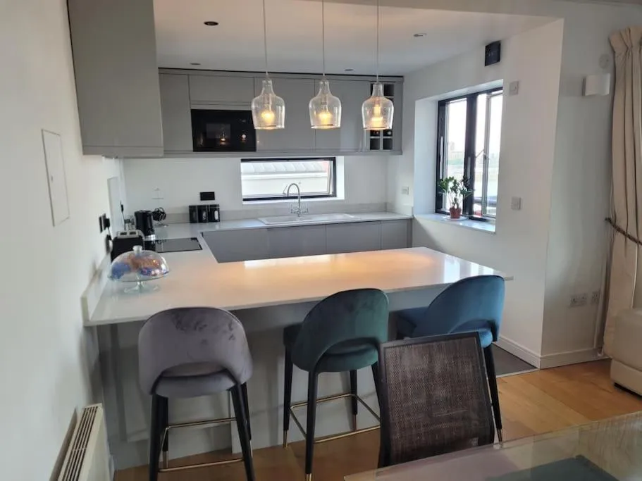 Kitchen or kitchenette in Stunning 3 Double Bedroom Apt in Greenwich near O2