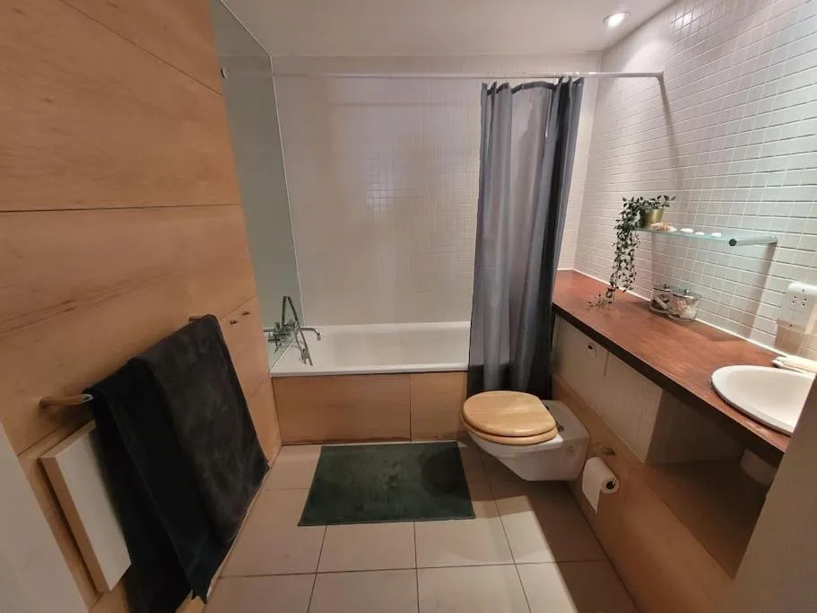 Bathroom in Stunning 3 Double Bedroom Apt in Greenwich near O2