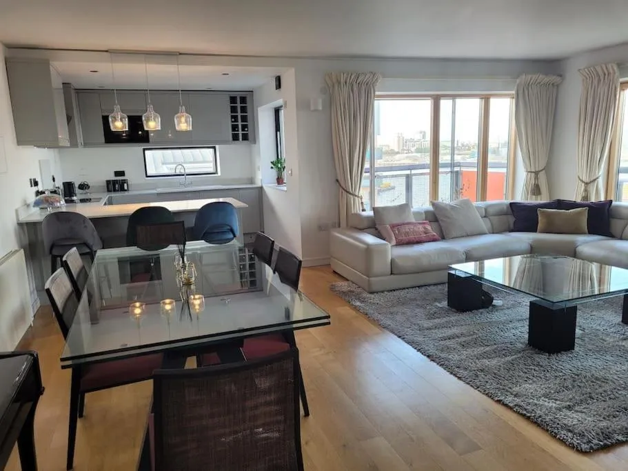 Kitchen or kitchenette in Stunning 3 Double Bedroom Apt in Greenwich near O2