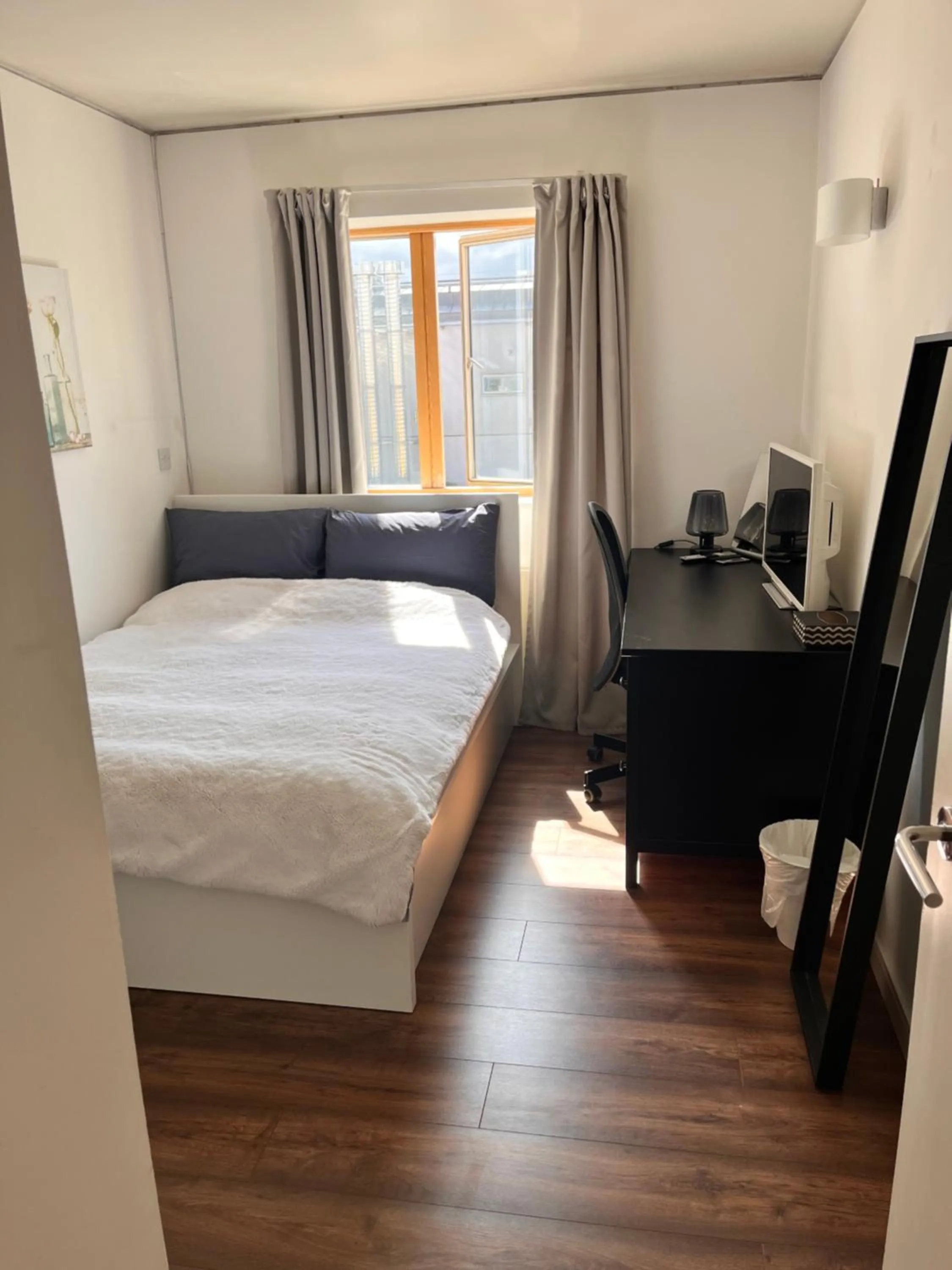 Bedroom, Bed in Stunning 3 Double Bedroom Apt in Greenwich near O2