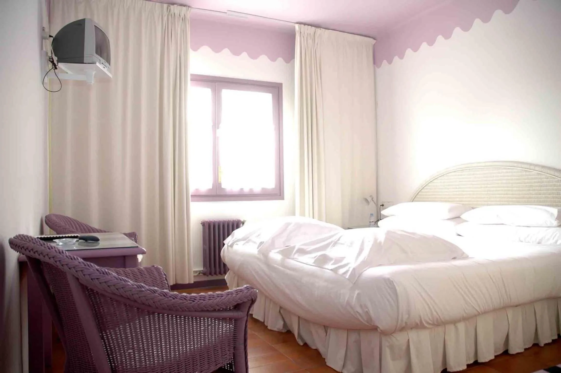 Photo of the whole room, Bed in Cèsar