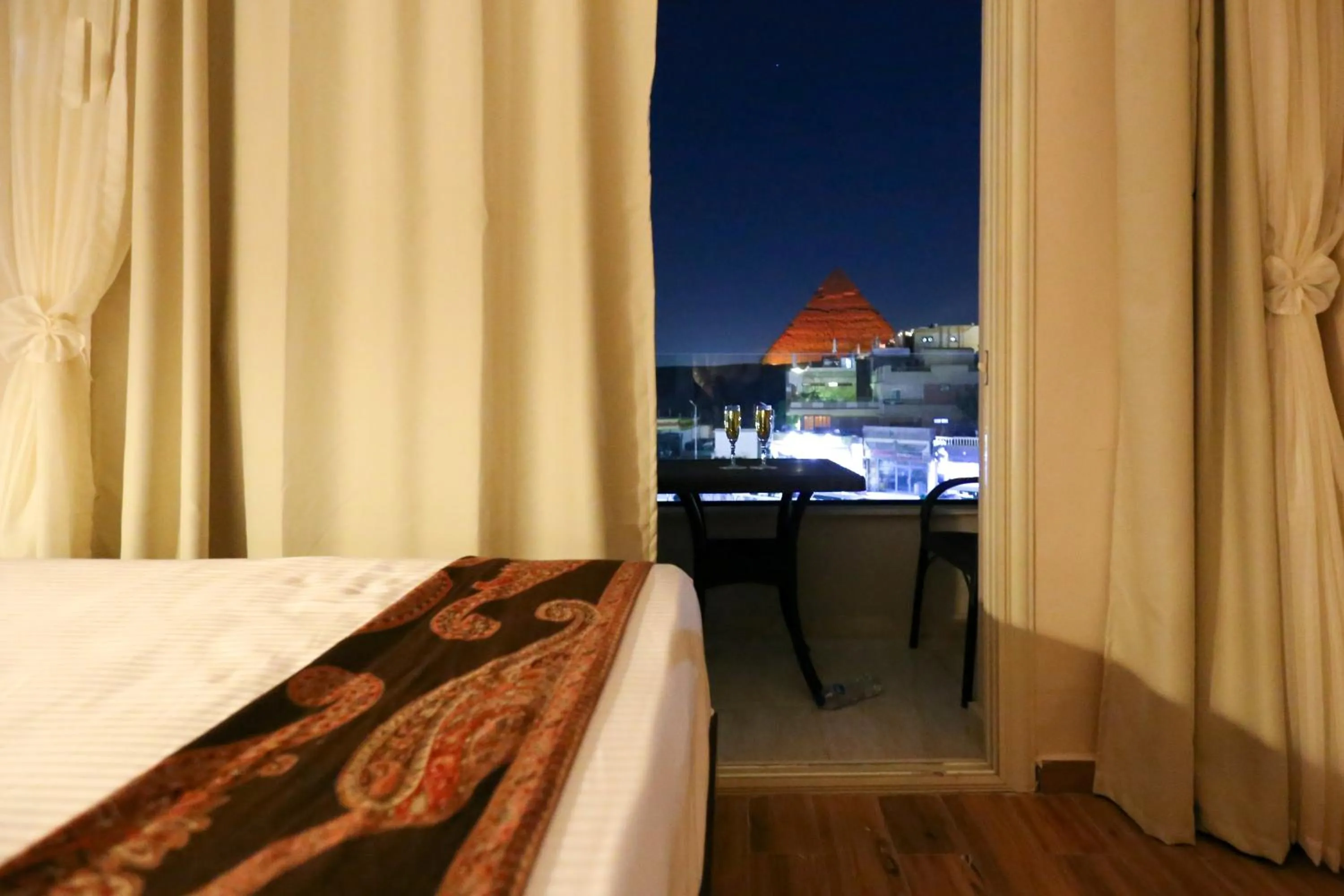 Bed in Sky Pyramids View Inn