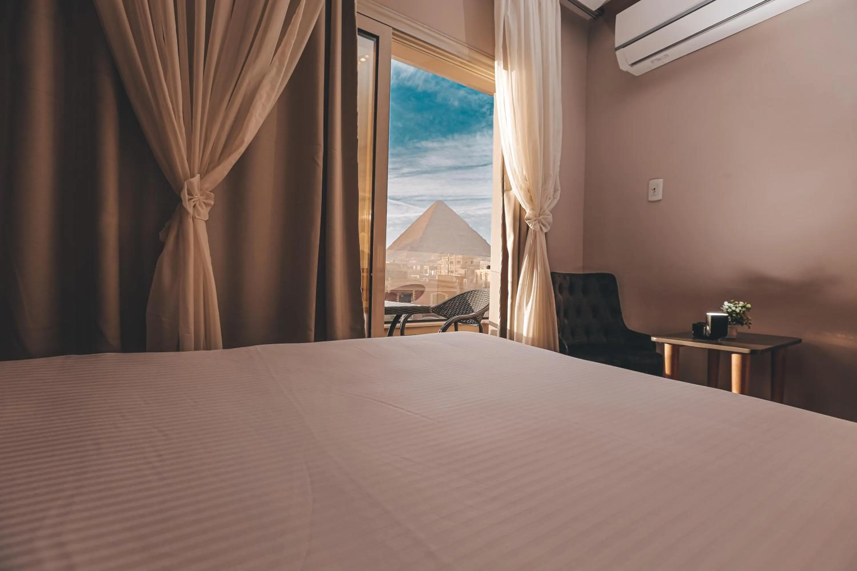 Bed in Sky Pyramids View Inn
