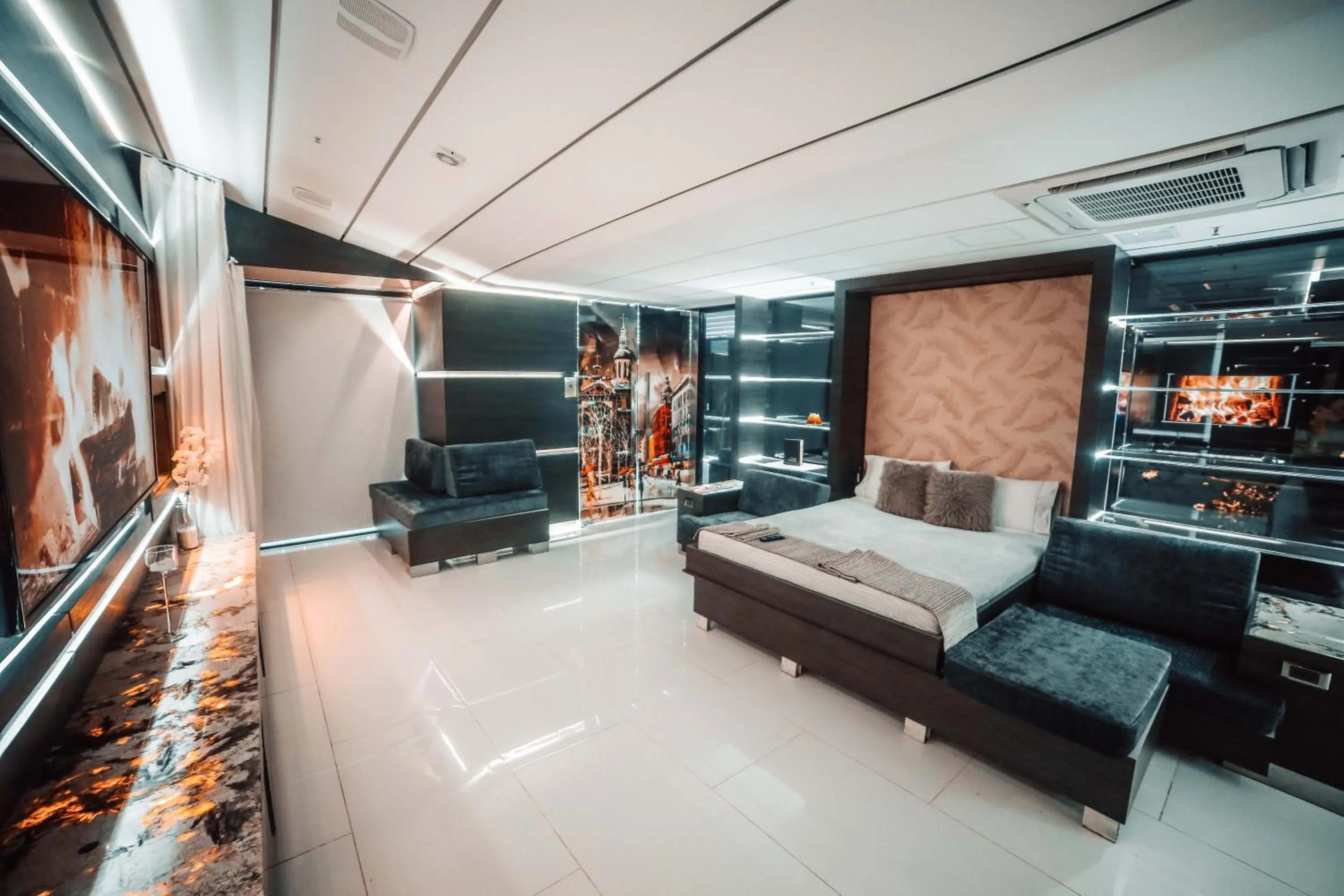 Photo of the whole room in 1Million Luxury Suites