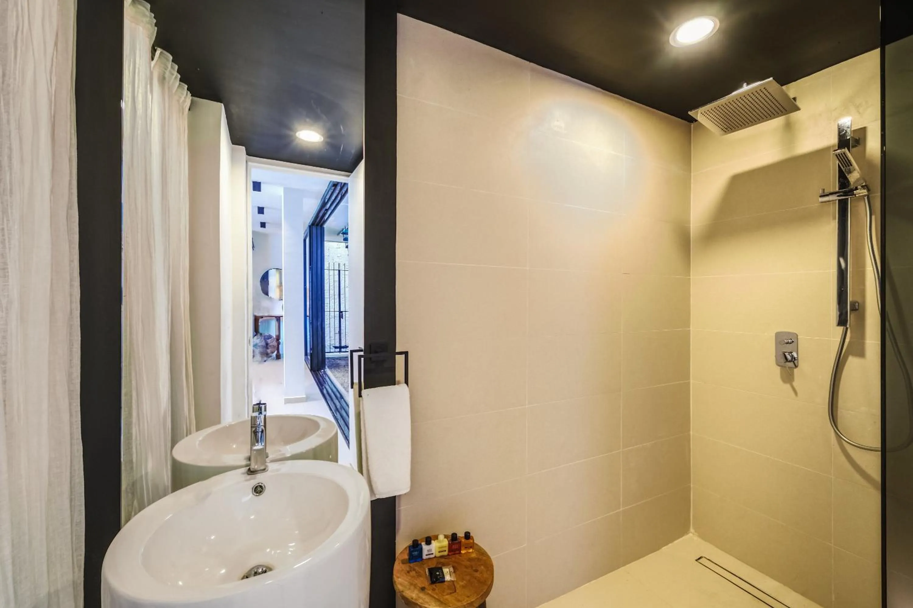 Shower in 2BR Coworking Freestanding Bathtub Private Pool