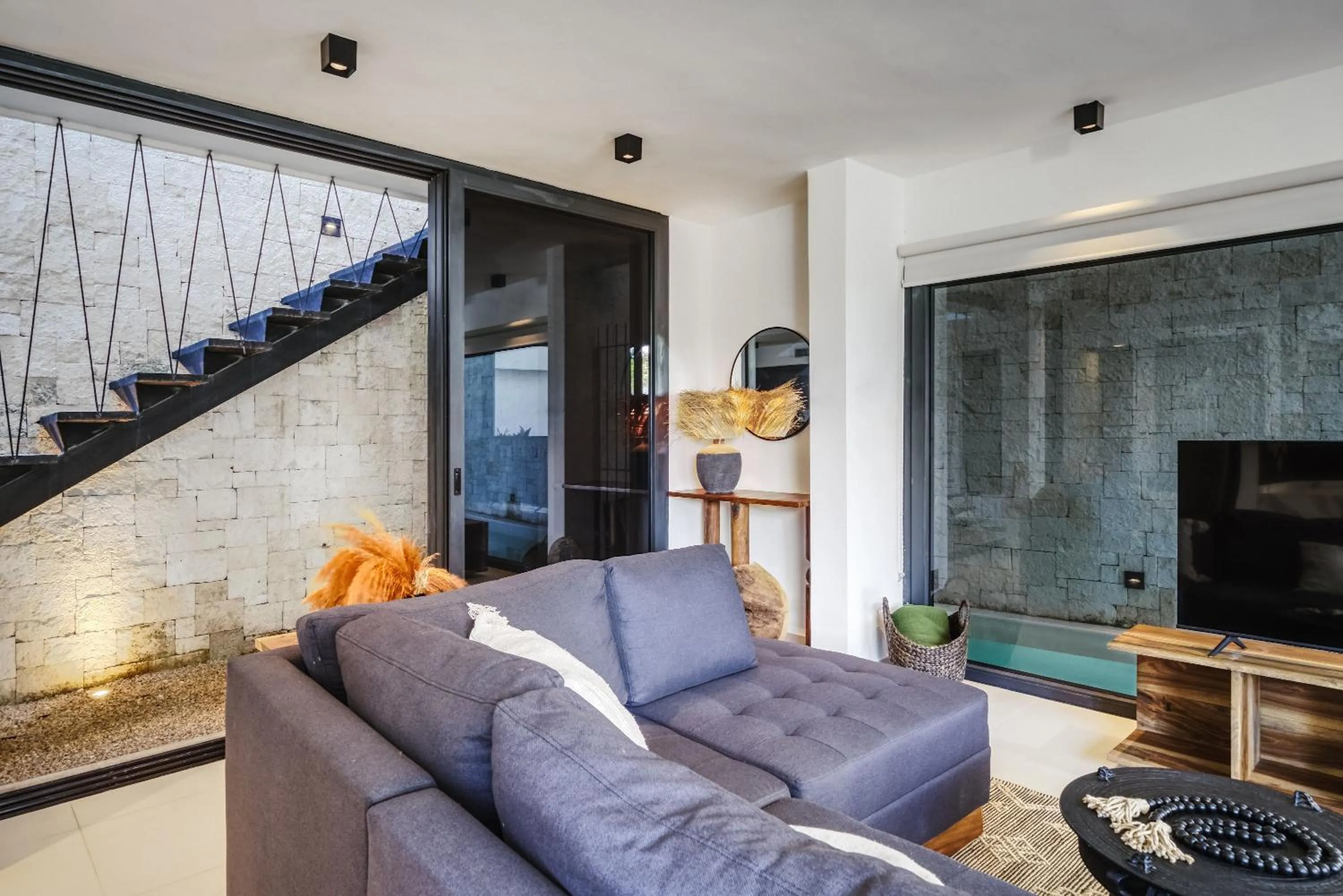 TV and multimedia in 2BR Coworking Freestanding Bathtub Private Pool