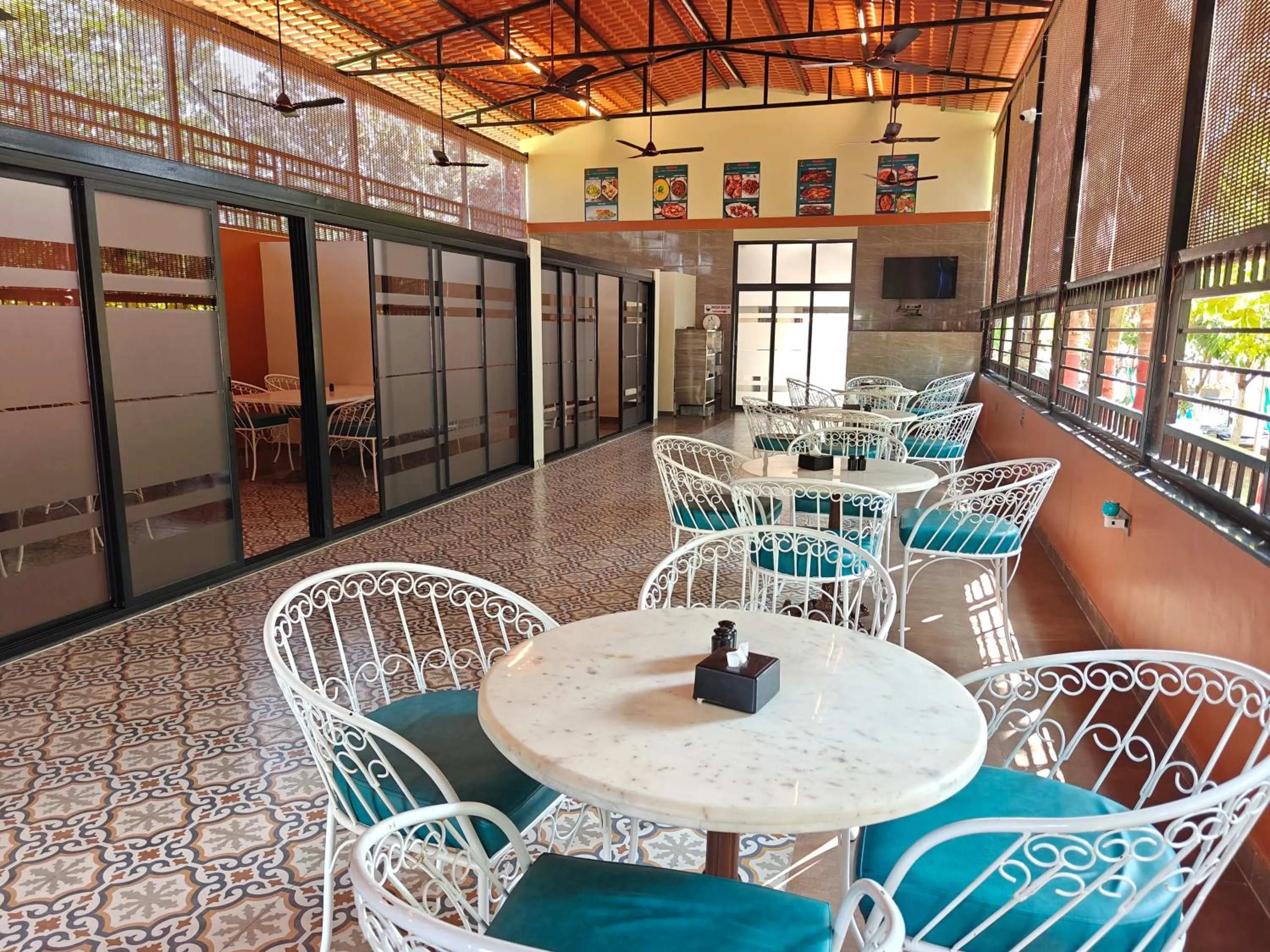 Restaurant/places to eat in Raaj Resort