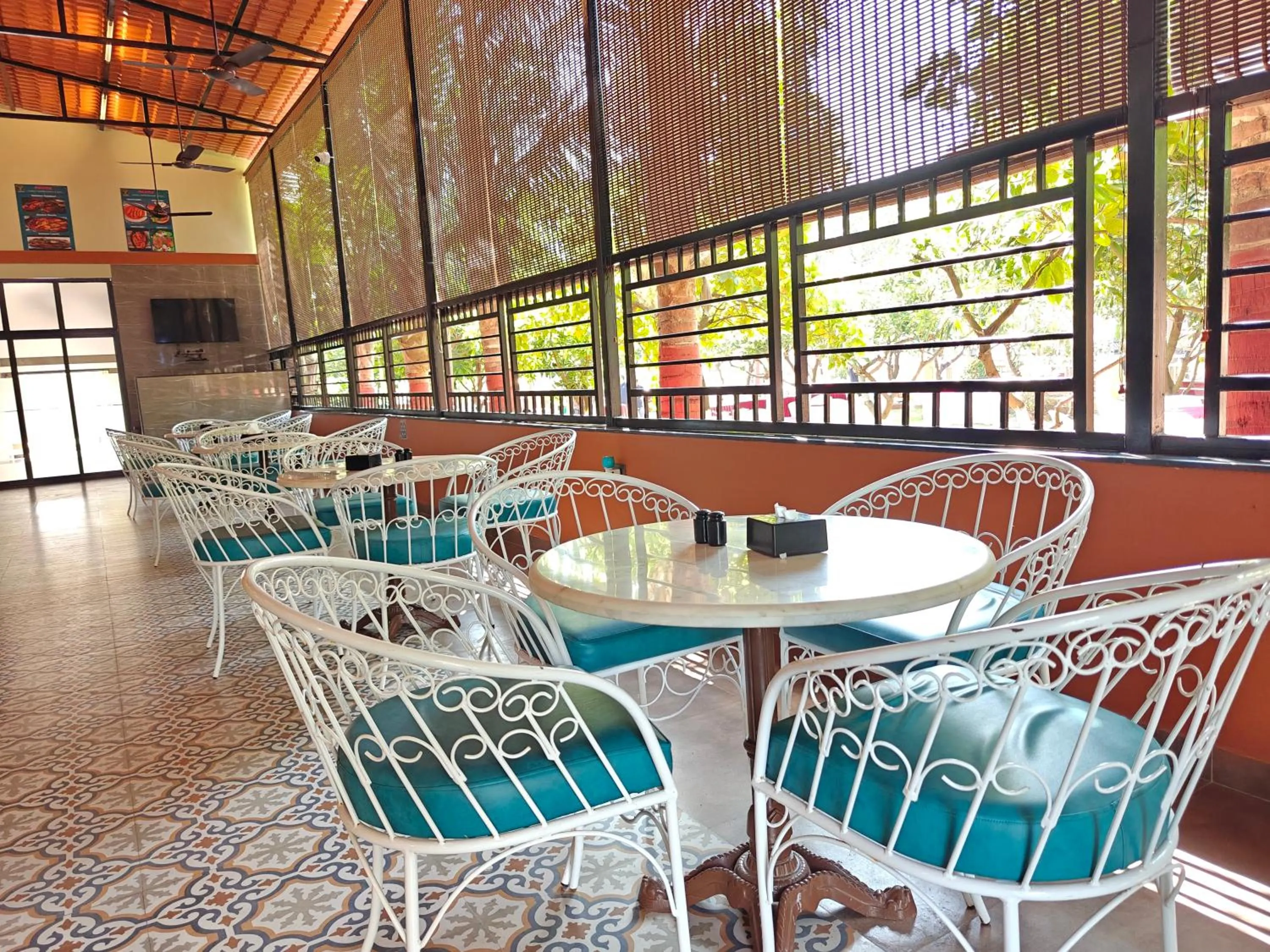 Restaurant/places to eat in Raaj Resort