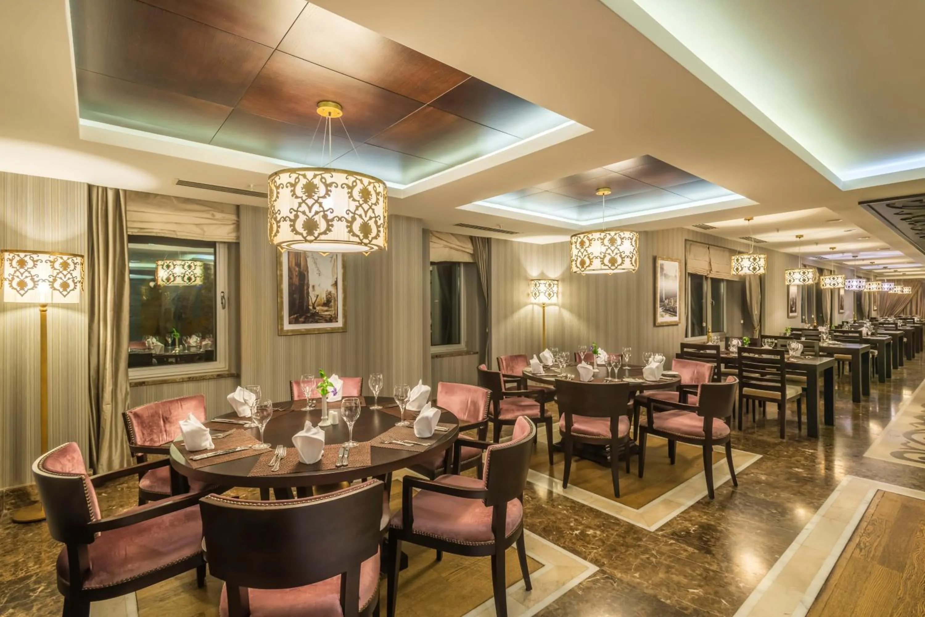 Restaurant/places to eat in Badamdar Hotel and Residences