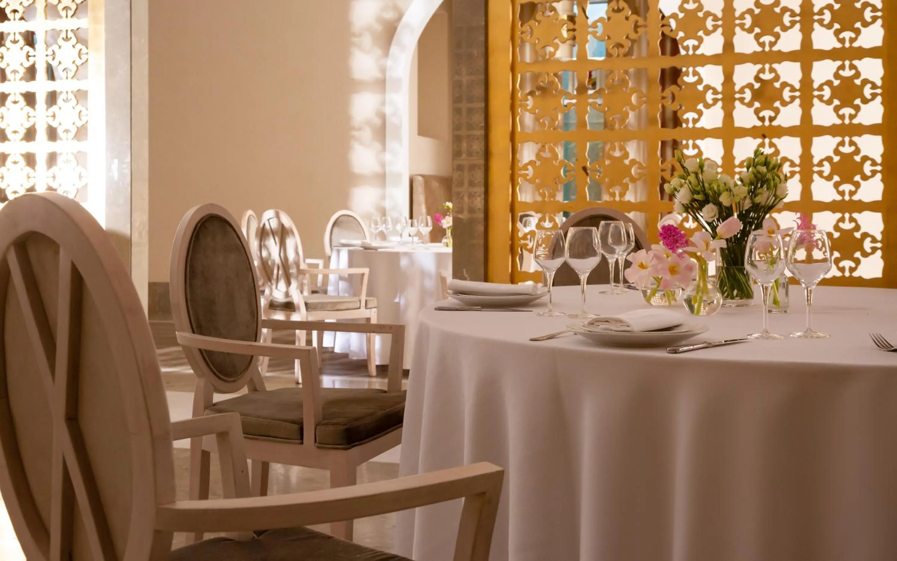 Restaurant/places to eat in Badamdar Hotel and Residences