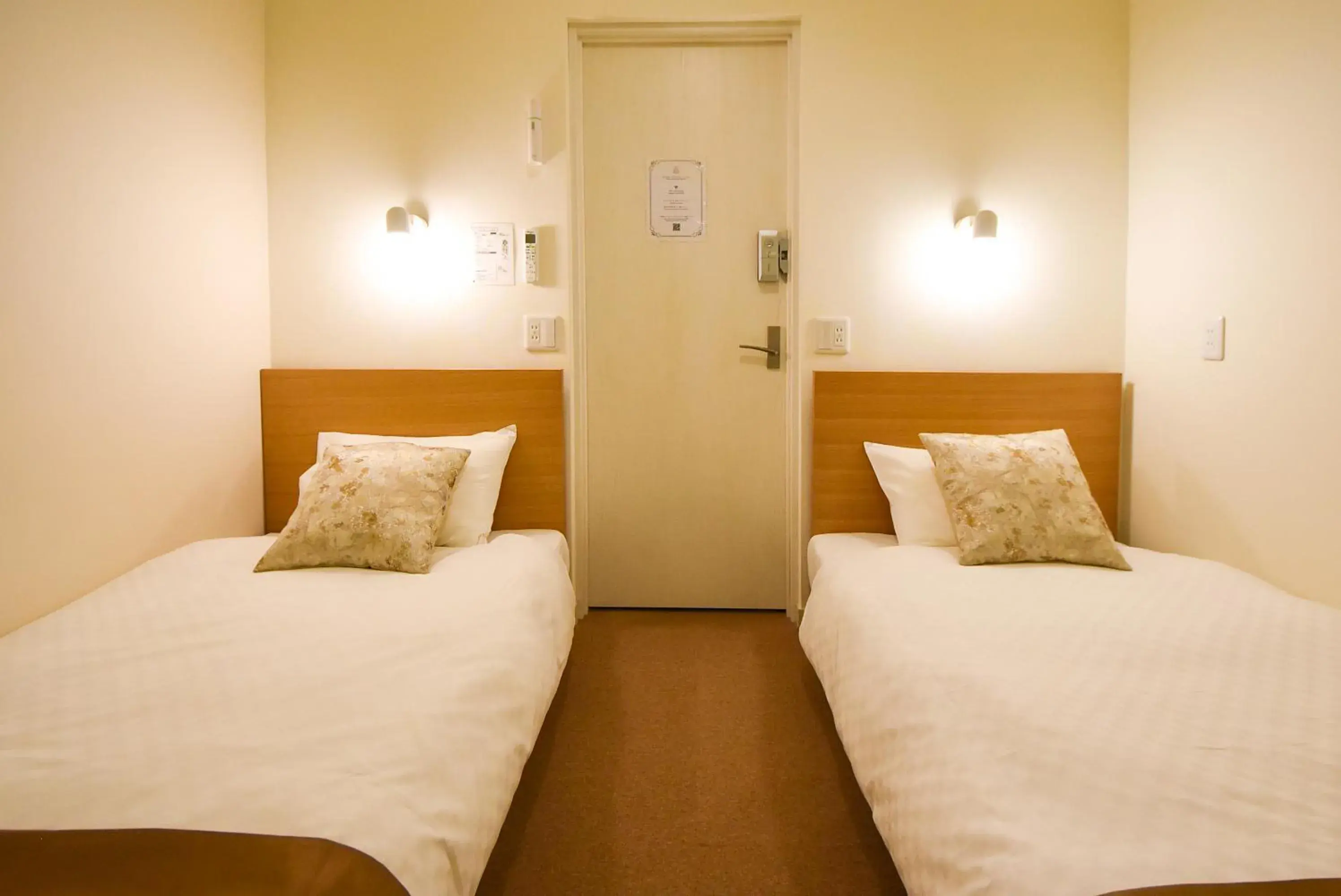 Twin Room with Shared Bathroom - single occupancy in Comfy Stay Sarusawaike Twin Room with Shared Bathroom - single occupancy in Comfy Stay Sarusawaike