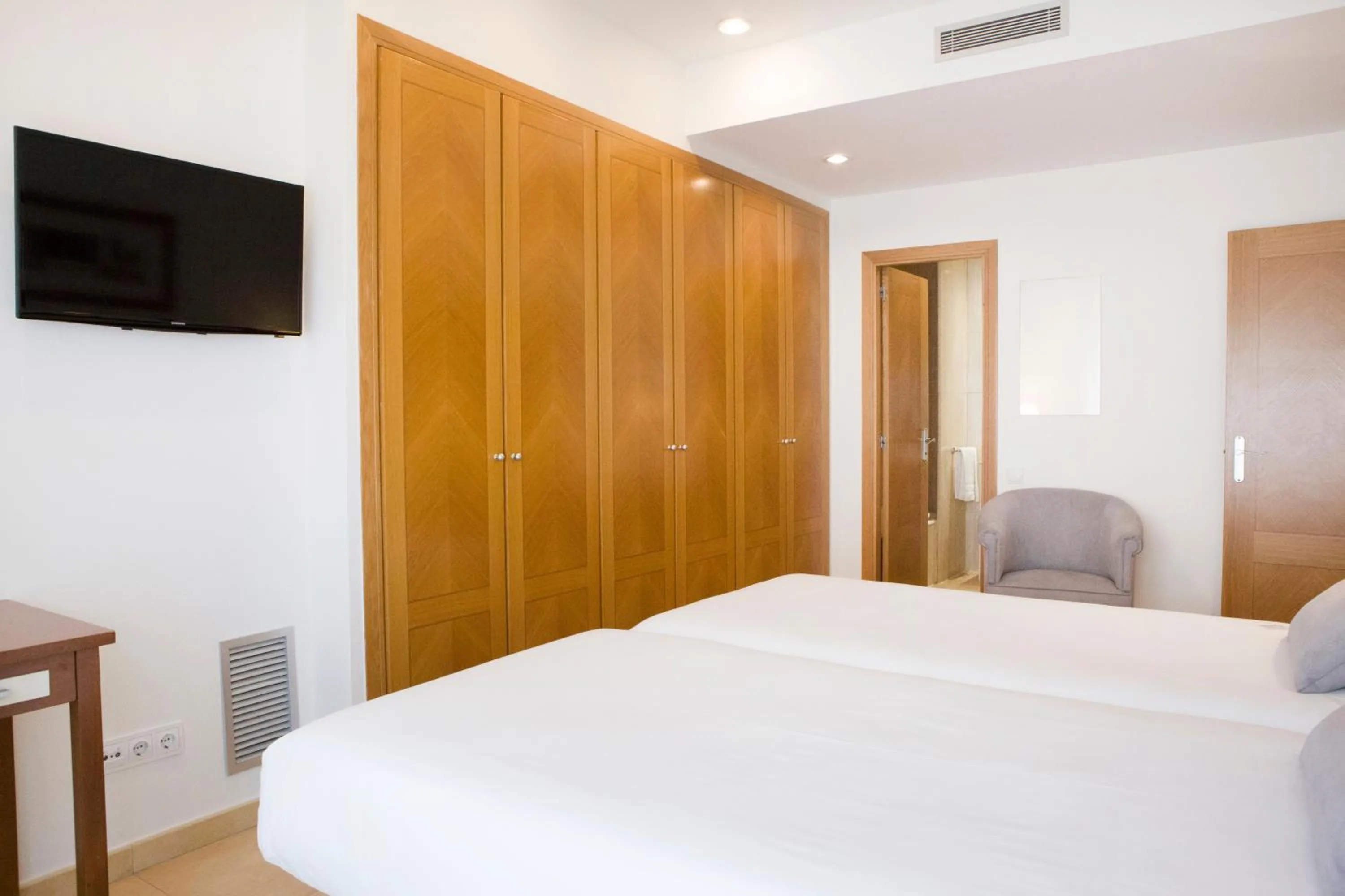 Bedroom, Bed in Aparthotel Albufera