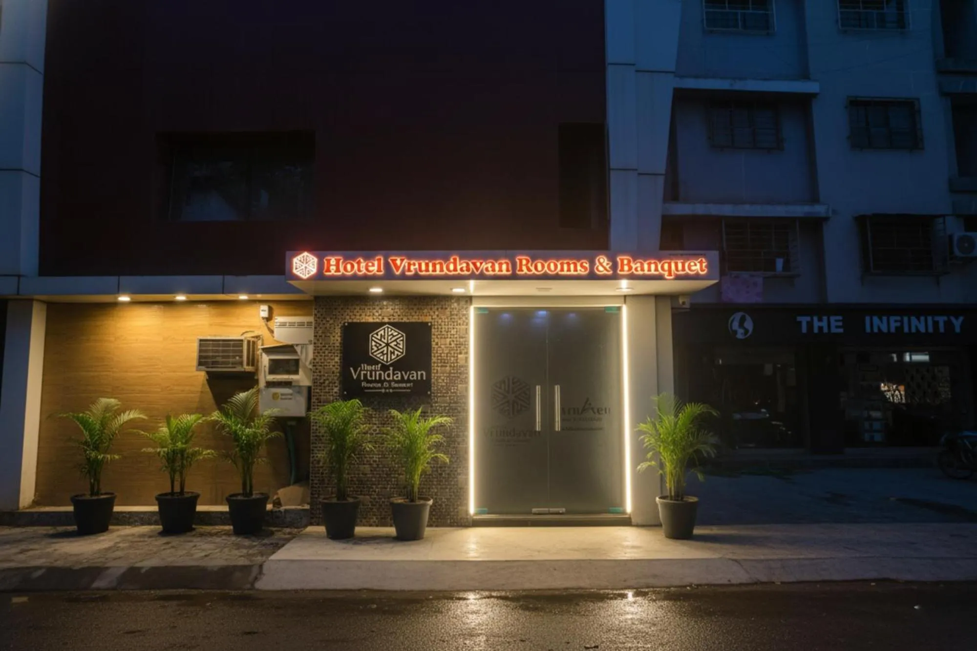 Facade/entrance in FabHotel Vrundavan, Athwa