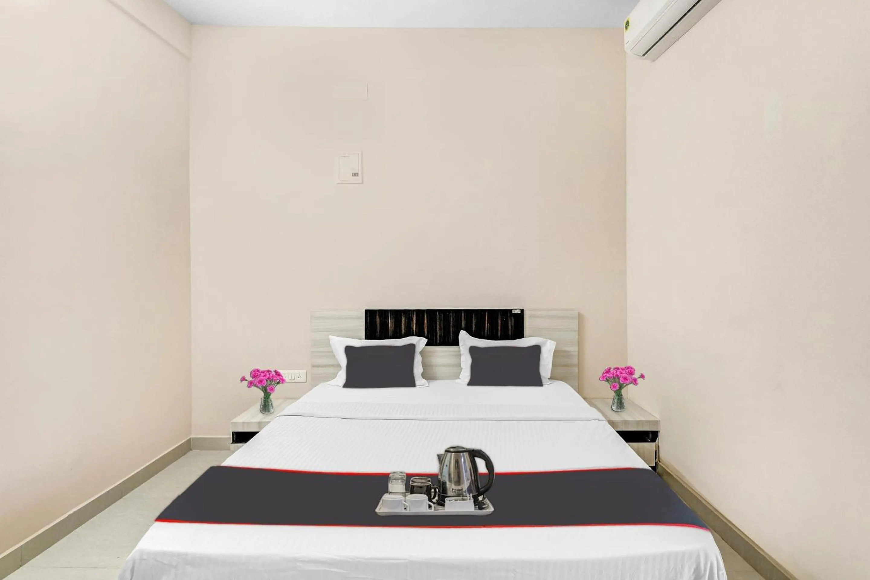 Bedroom in Capital O Sri Krishna Palace Near Sum Hospital