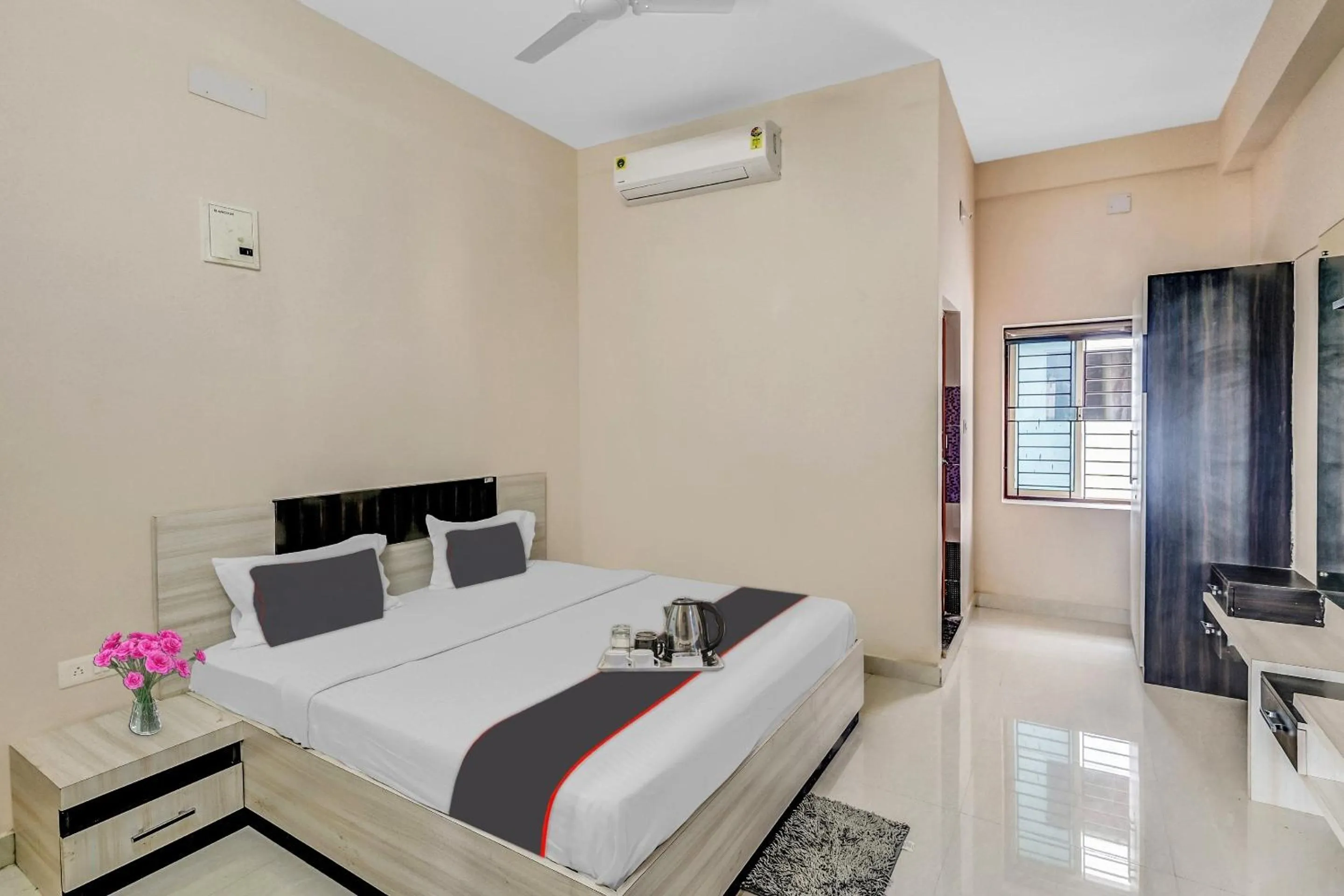 Bedroom in Capital O Sri Krishna Palace Near Sum Hospital