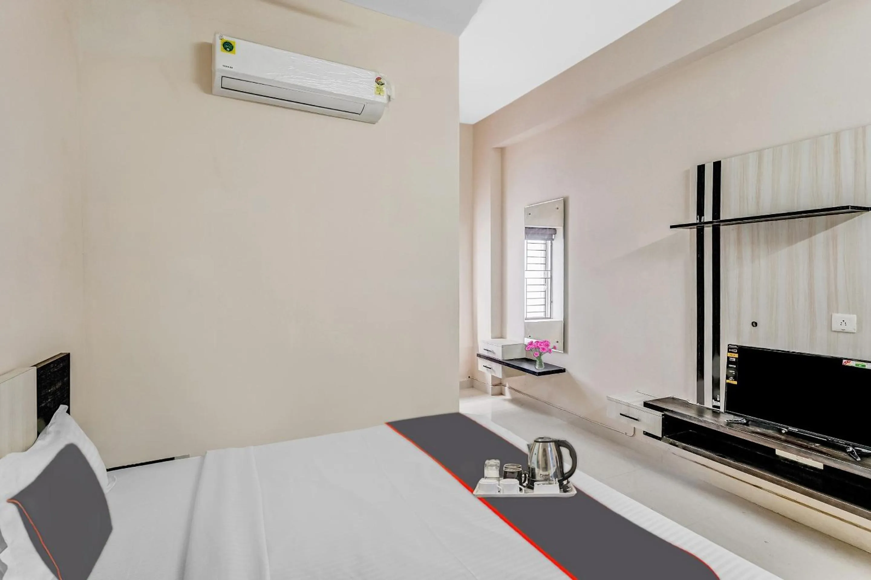 Bedroom in Capital O Sri Krishna Palace Near Sum Hospital