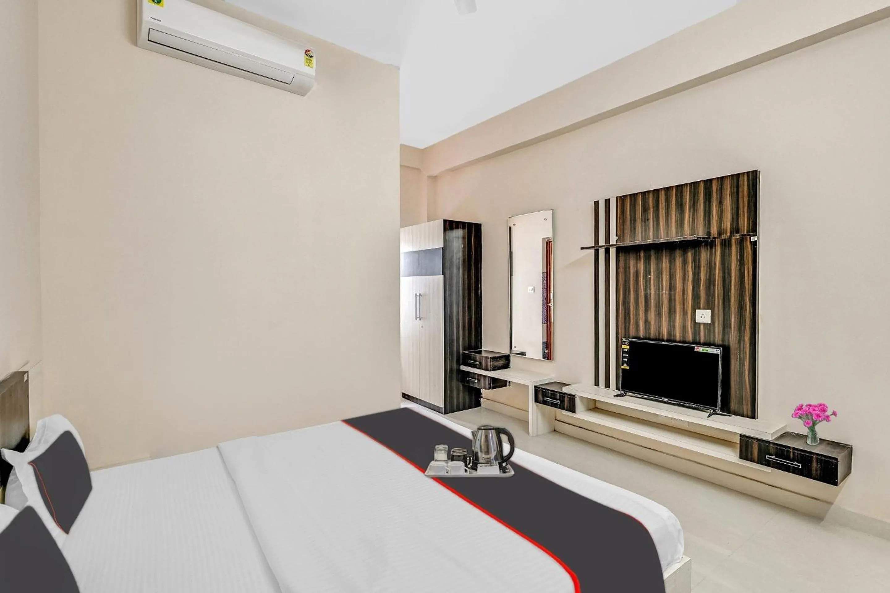 Bedroom in Capital O Sri Krishna Palace Near Sum Hospital