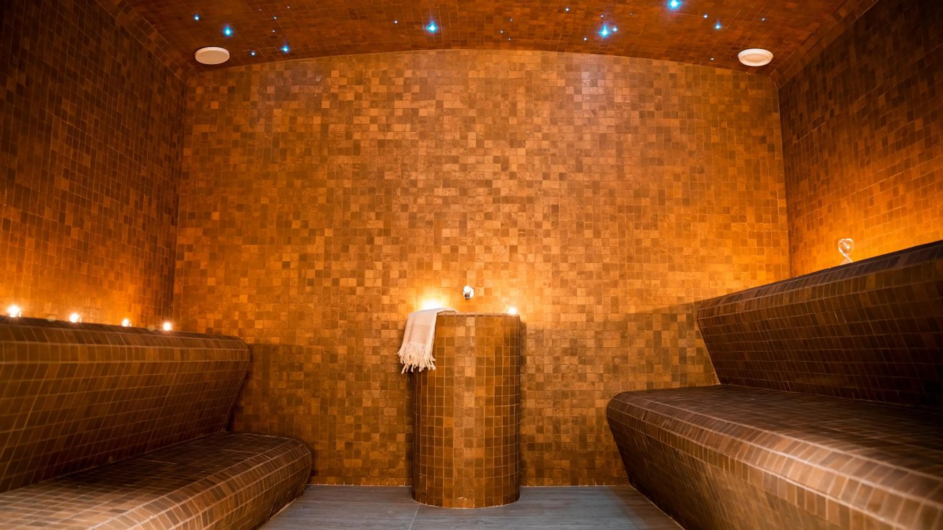 Steam room, Bed in E1 Suites & Spa aparthotel style - Gym & Spa