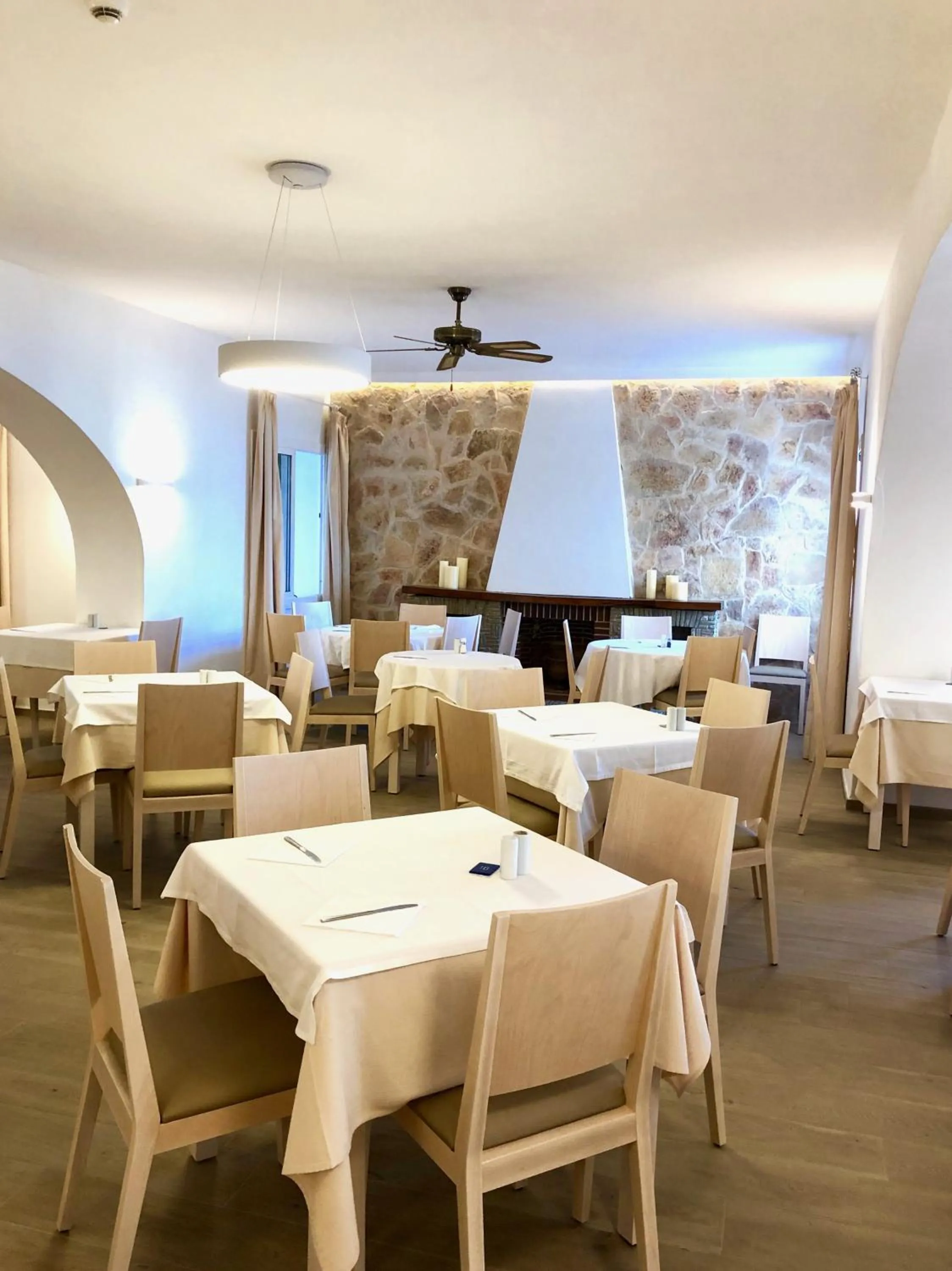 Restaurant/places to eat in Hotel Tagomago