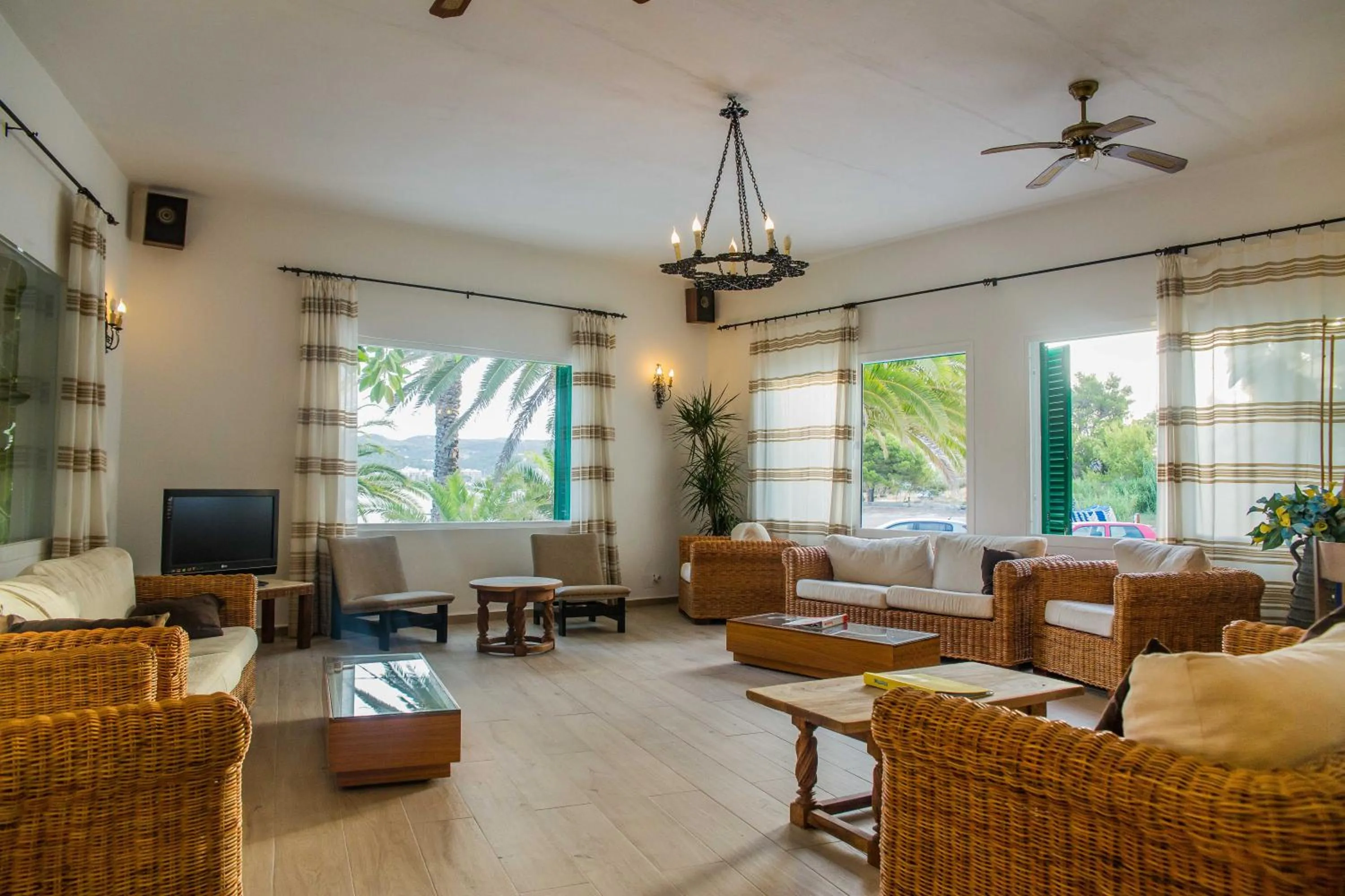 Communal lounge/ TV room in Hotel Tagomago