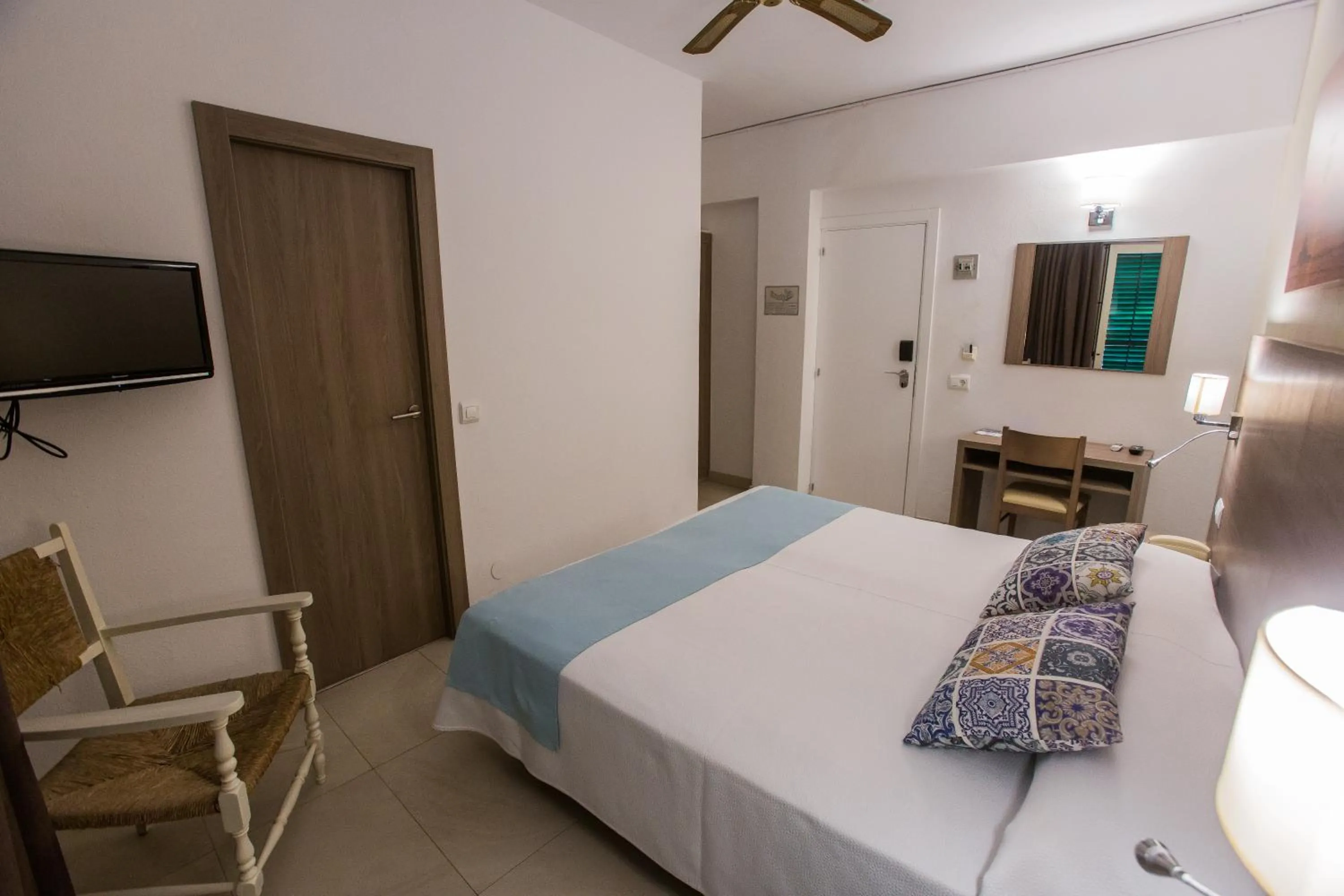 Communal lounge/ TV room, Bed in Hotel Tagomago