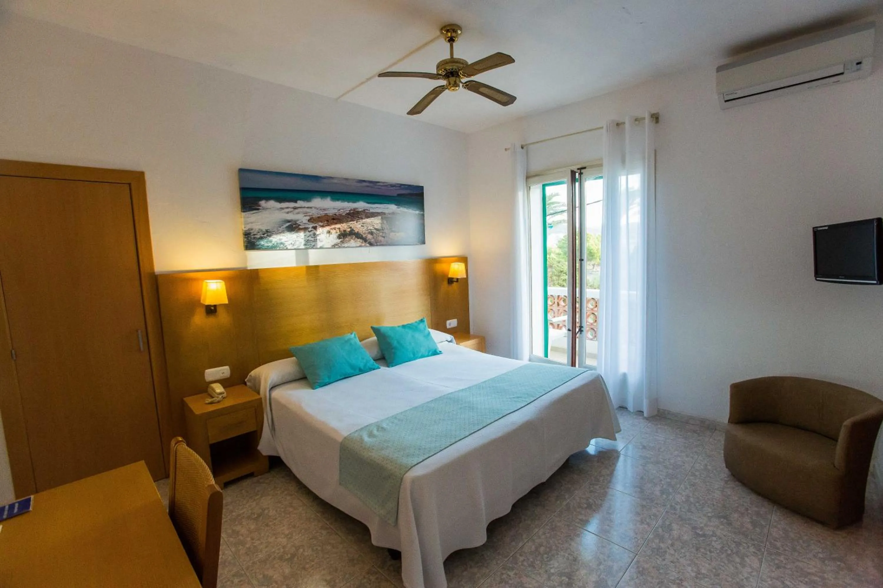 Communal lounge/ TV room, Bed in Hotel Tagomago