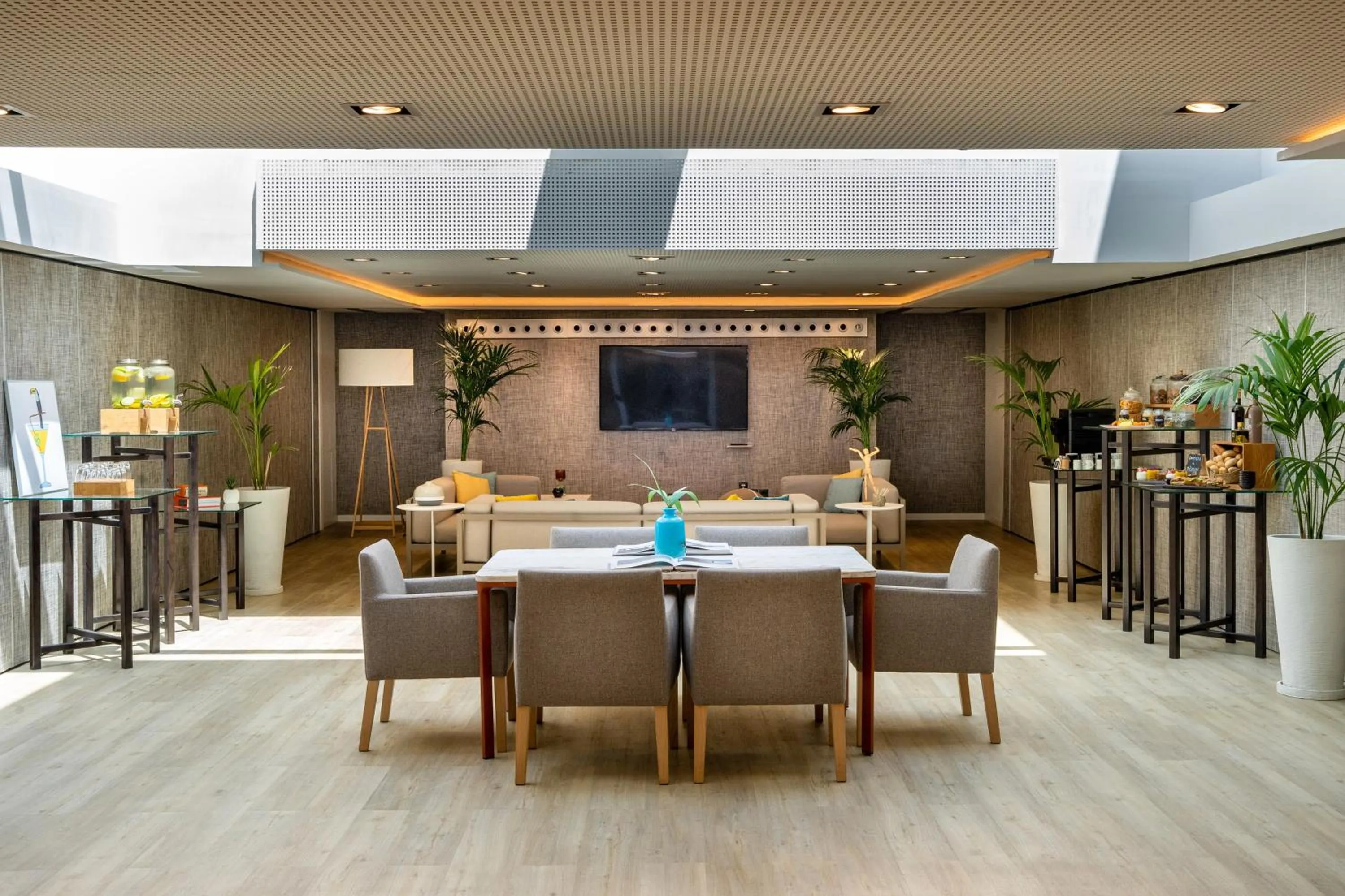 Living room in INNSiDE by Meliá Palma Bosque