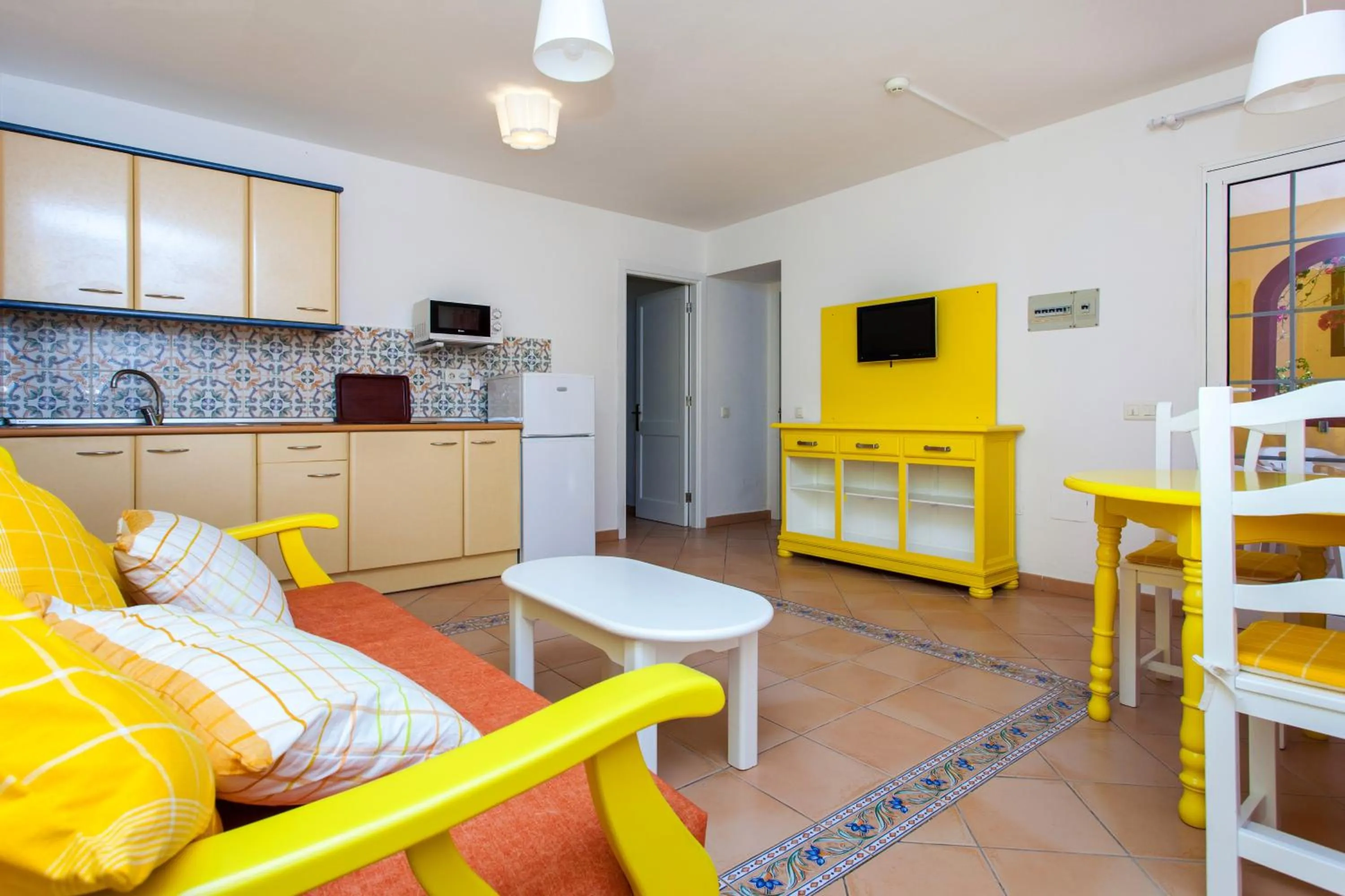 Kitchen or kitchenette, Bed in Apartamentos Maxorata Beach