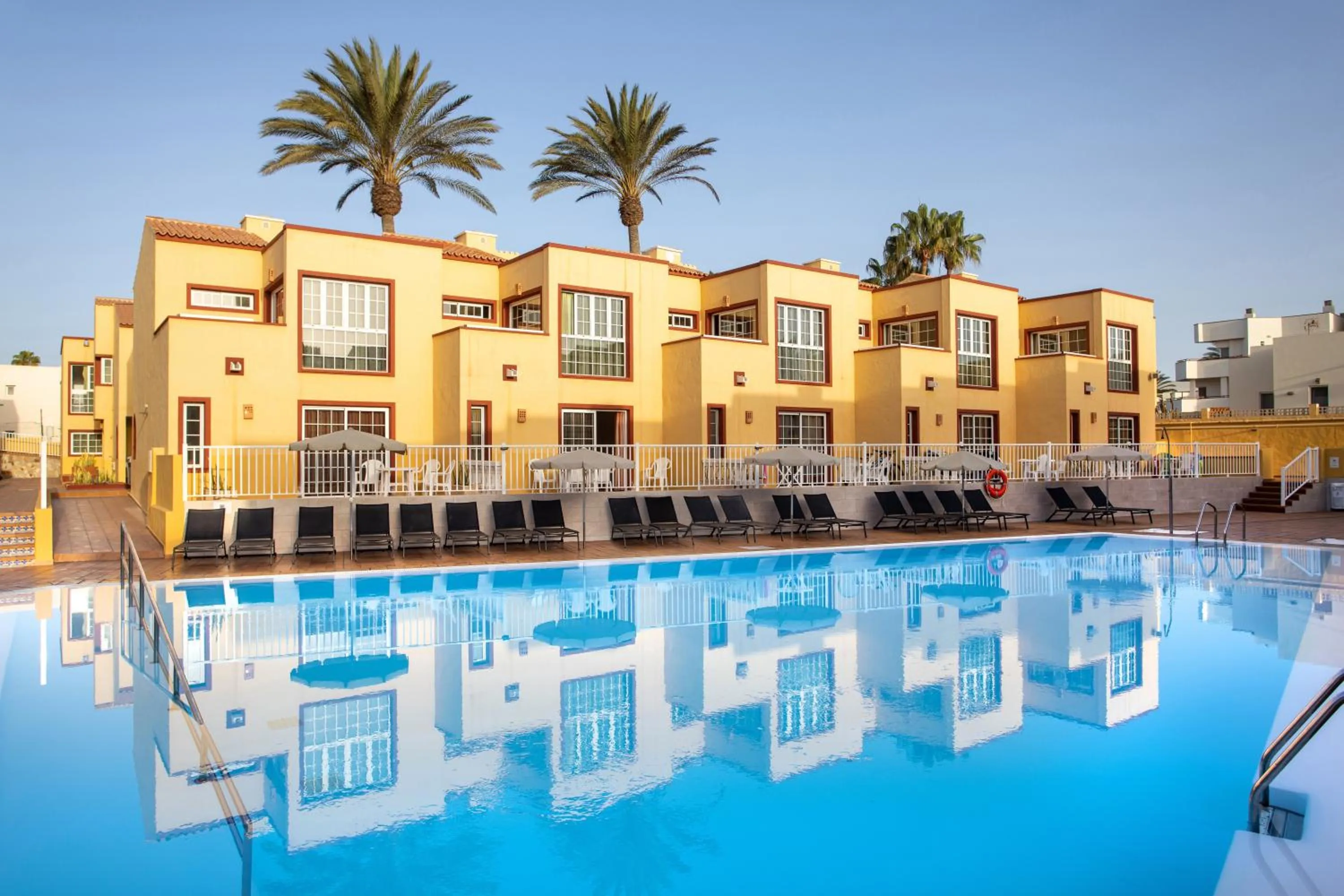 Swimming pool in Apartamentos Maxorata Beach