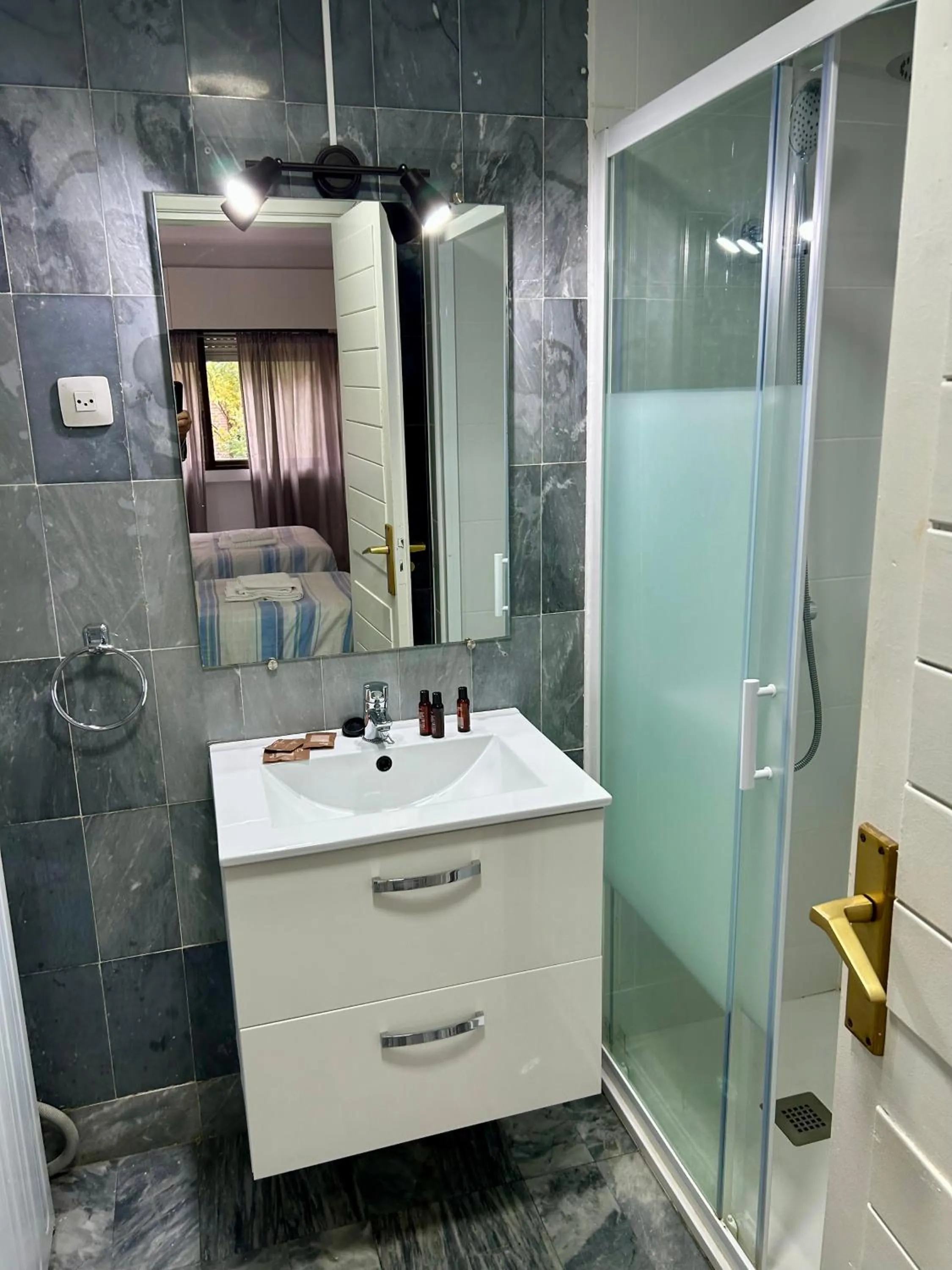 Shower in Apartamentos Goya 75