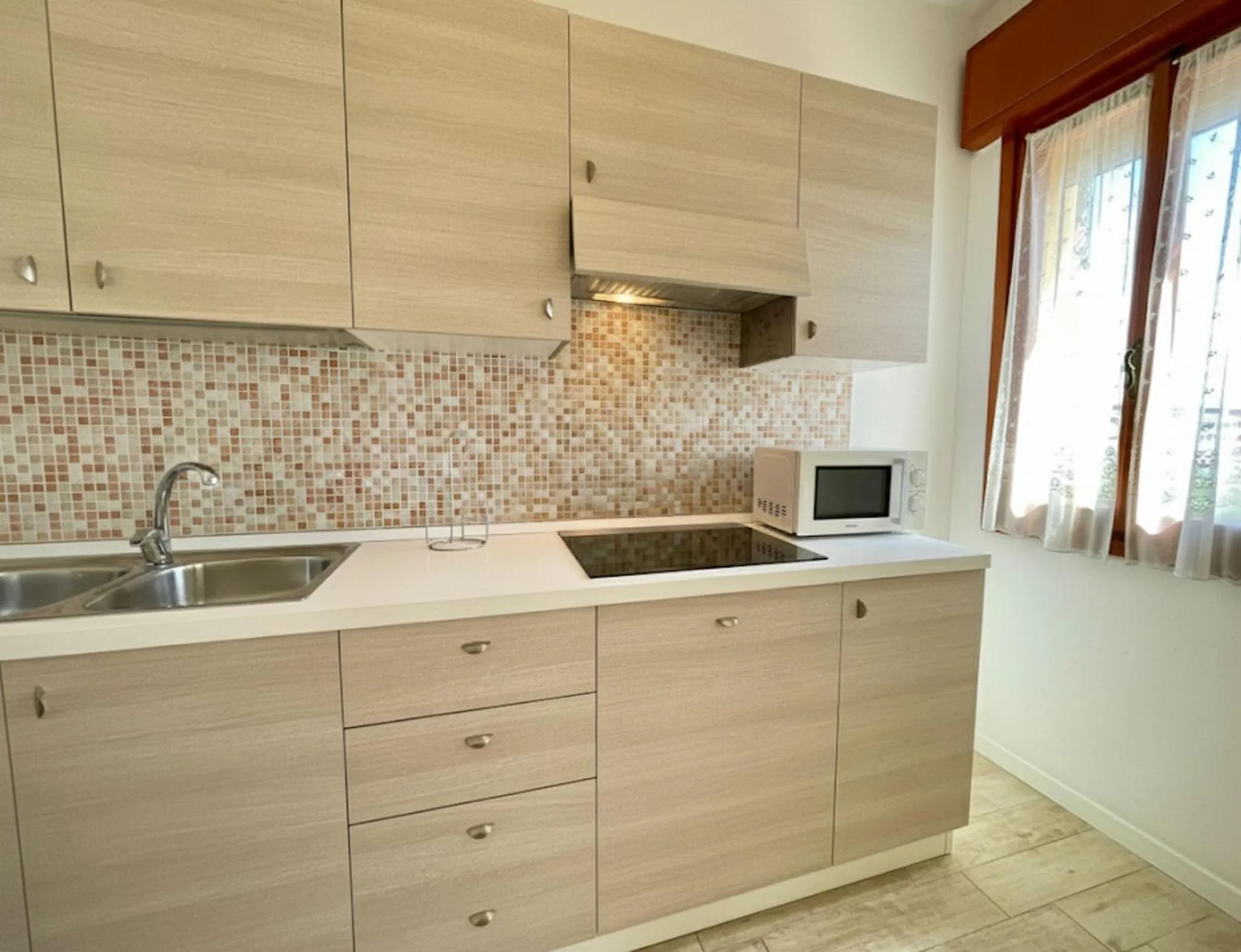 microwave in Spacious apartment near the beach