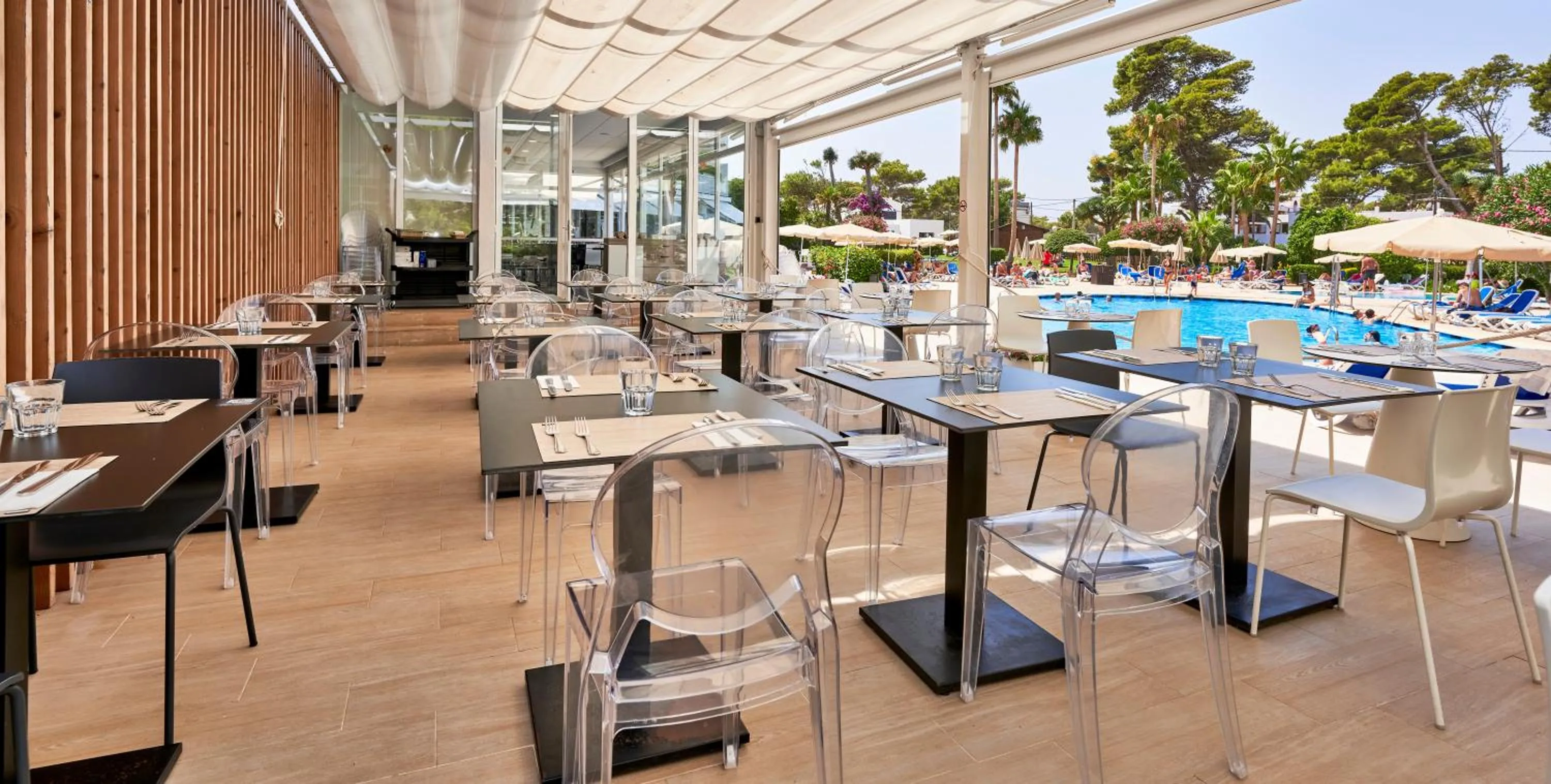Dining area in Globales Cala Blanca